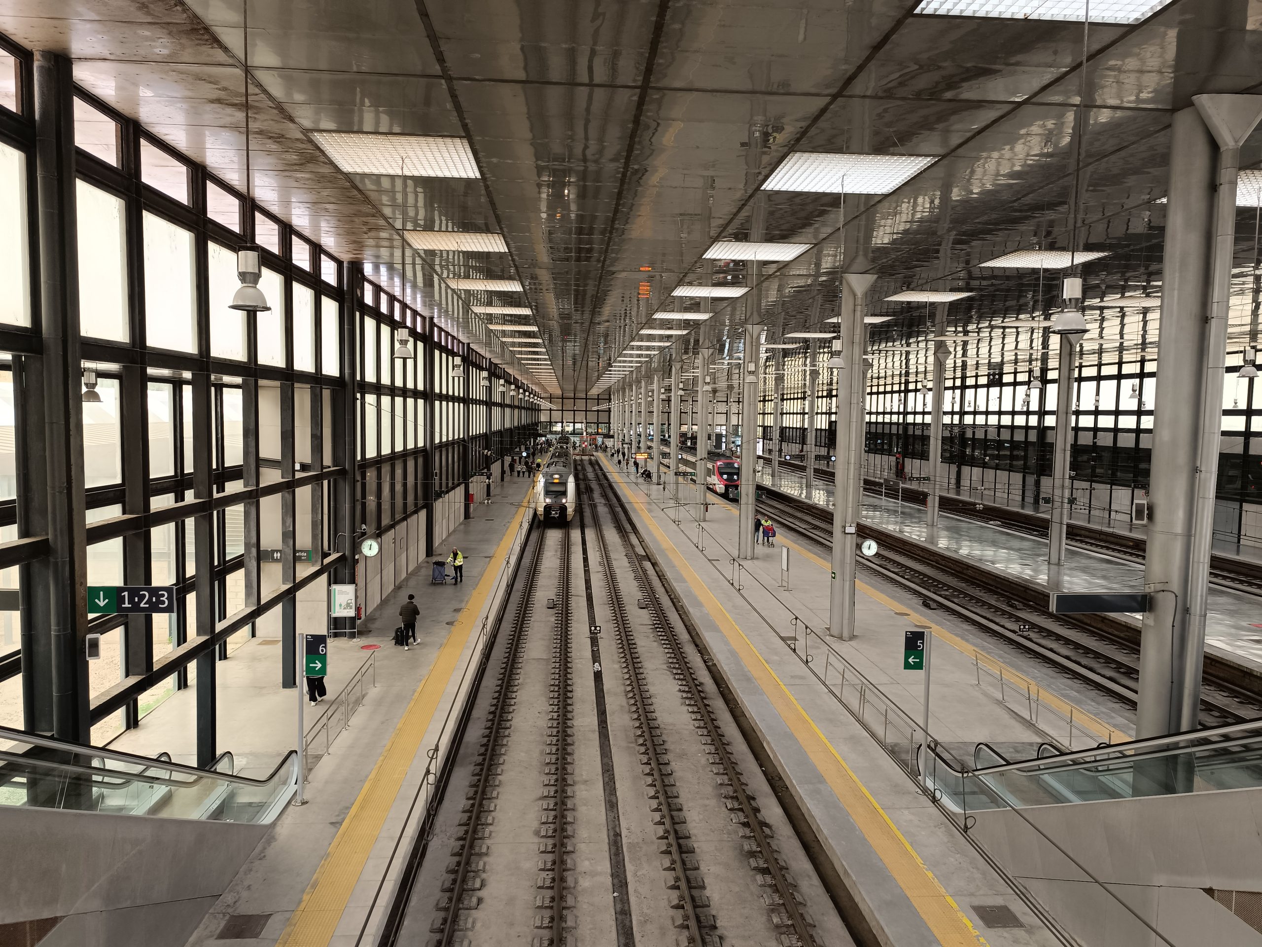 Gare animée à l'architecture contemporaine et multiples voies