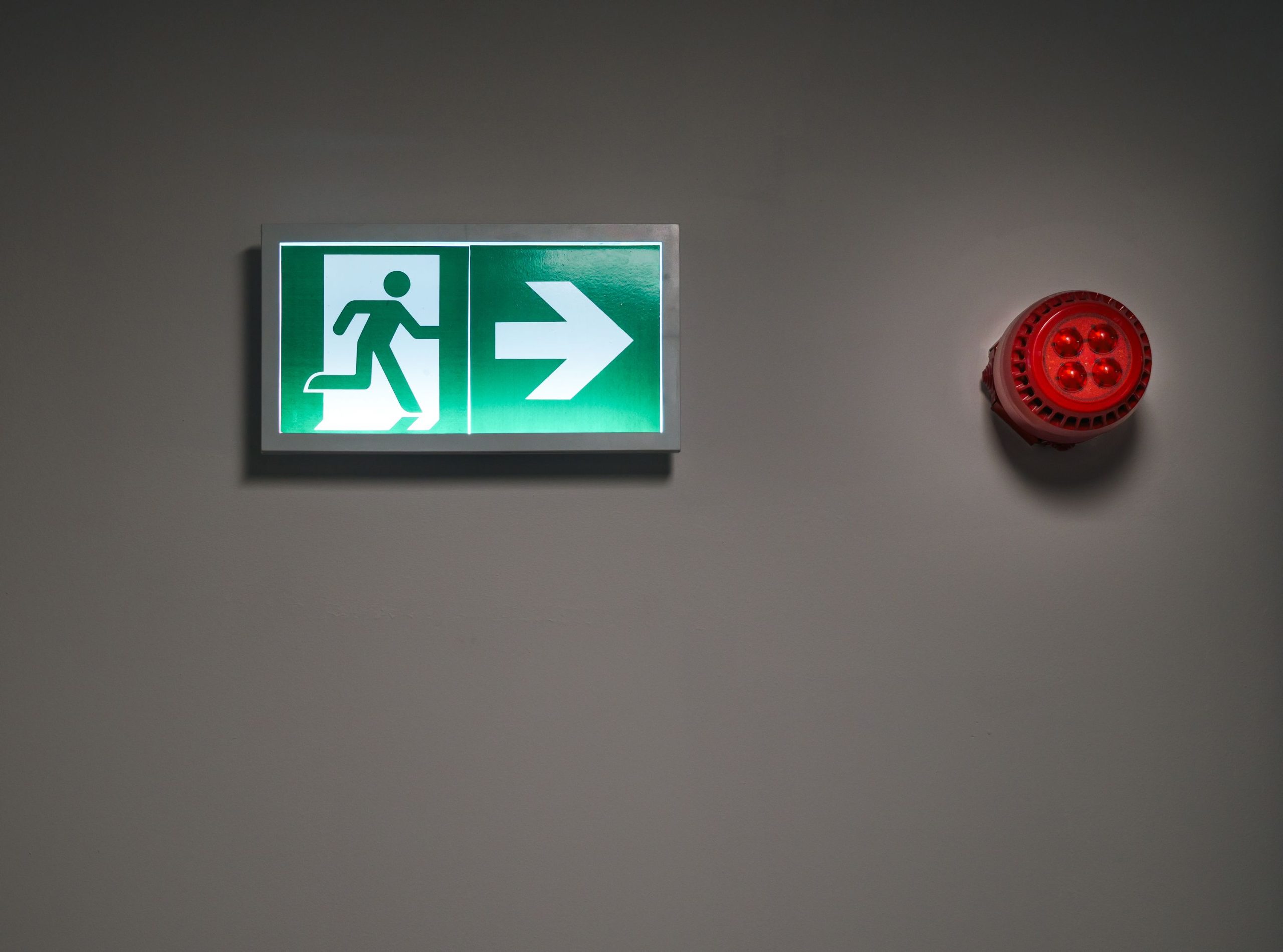 Panneau sortie de secours et alarme corridor