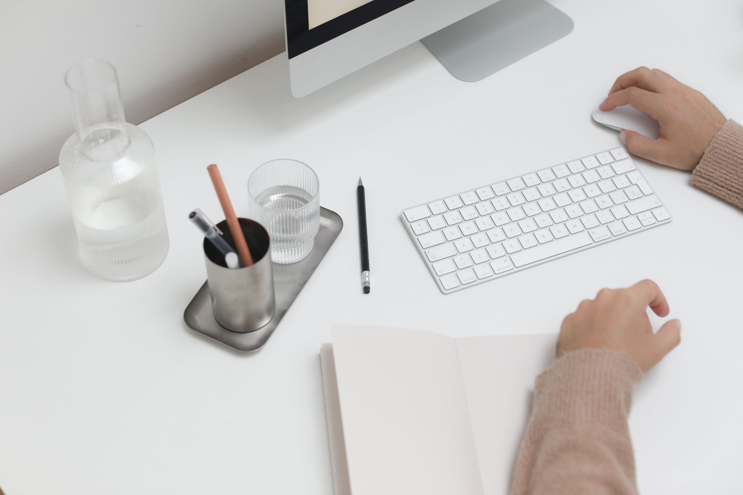 Personne assise au bureau travaillant en ligne