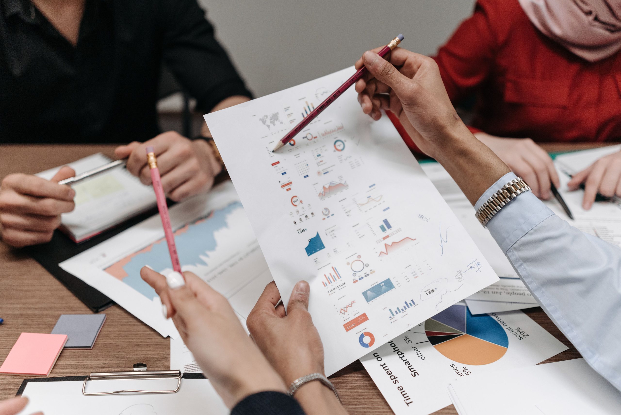 Équipe analysant rapports et graphiques ensemble