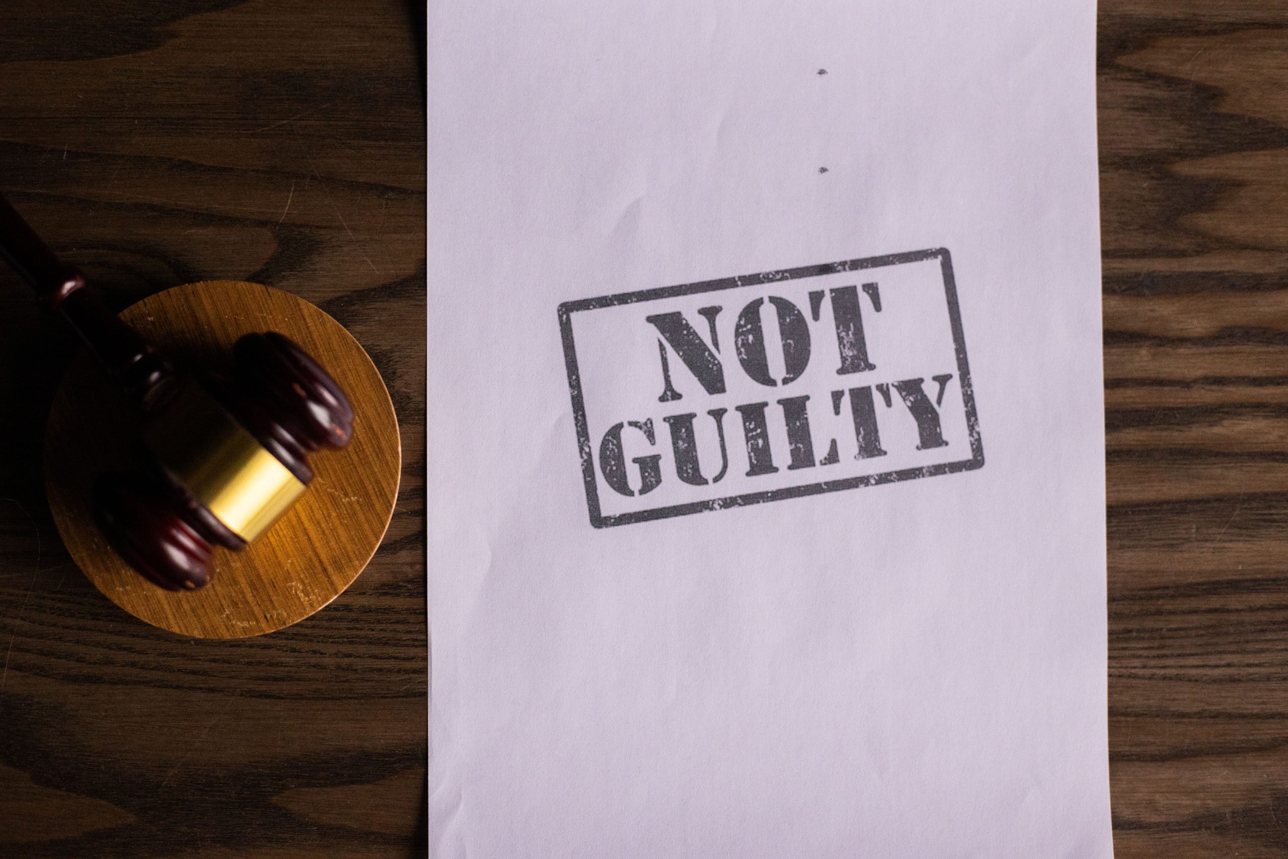 Document judiciaire non-culpabilité avec marteau
