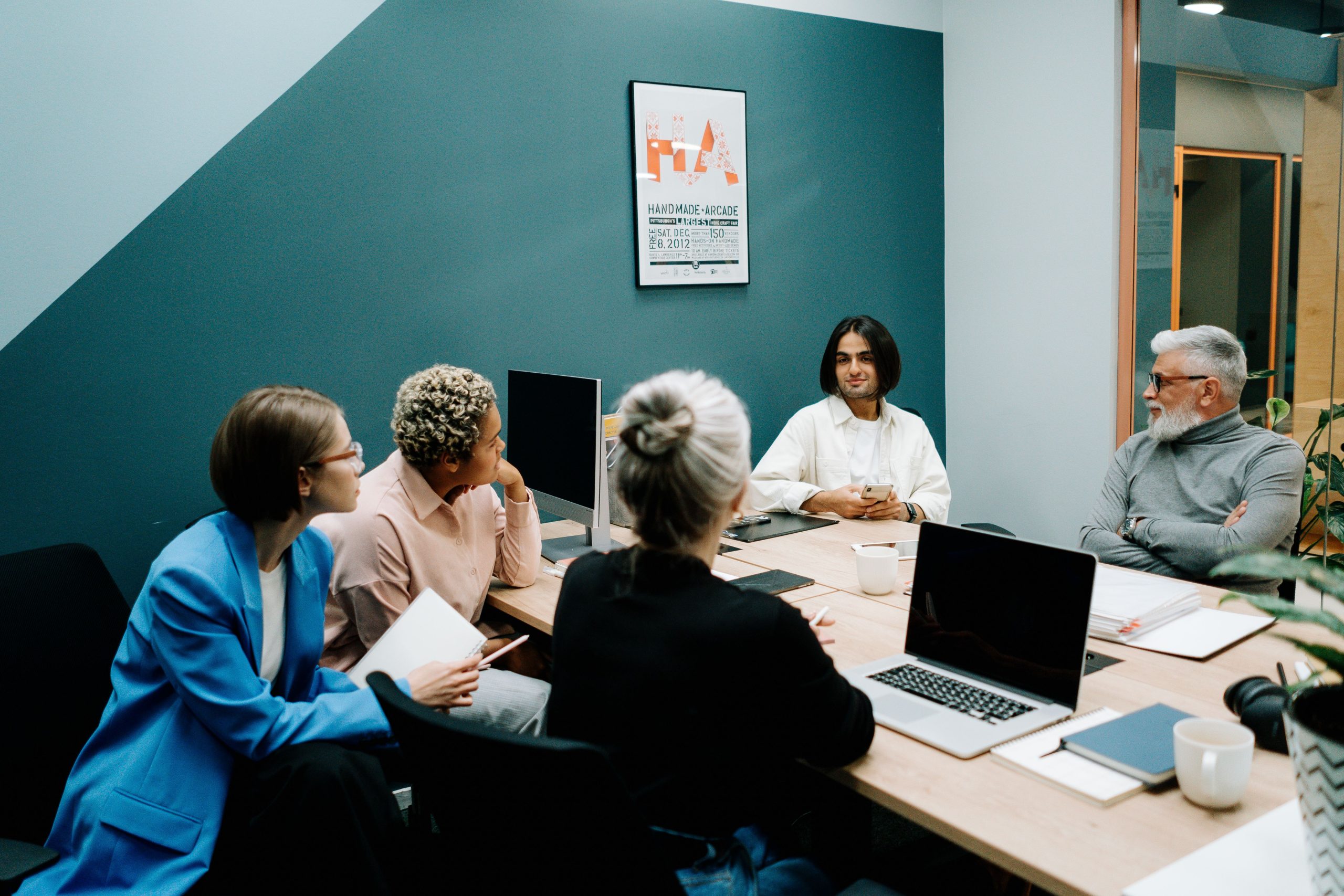 Groupe professionnel dynamique réuni ensemble