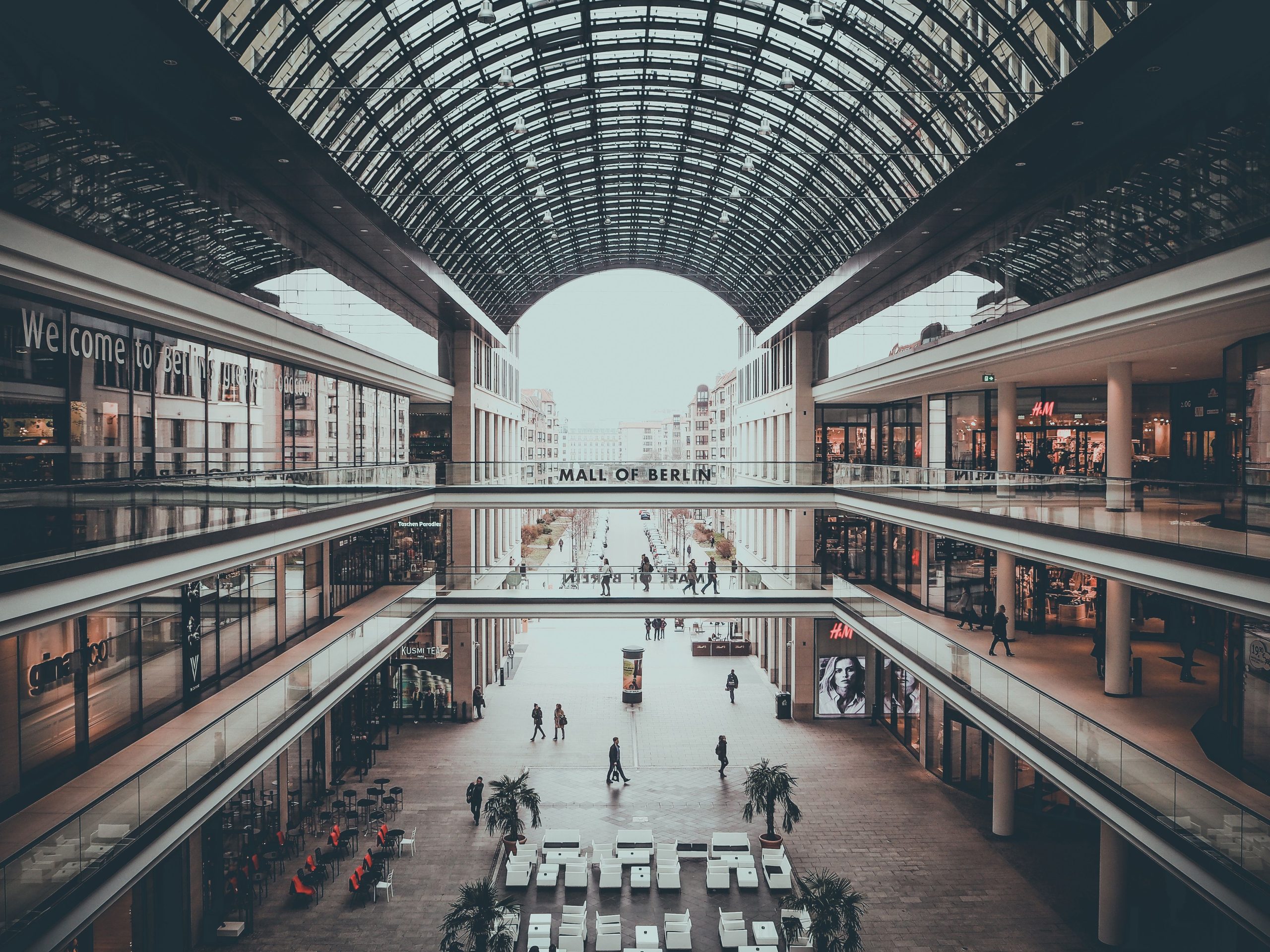 Architecture moderne centre commercial Berlin multi-niveaux