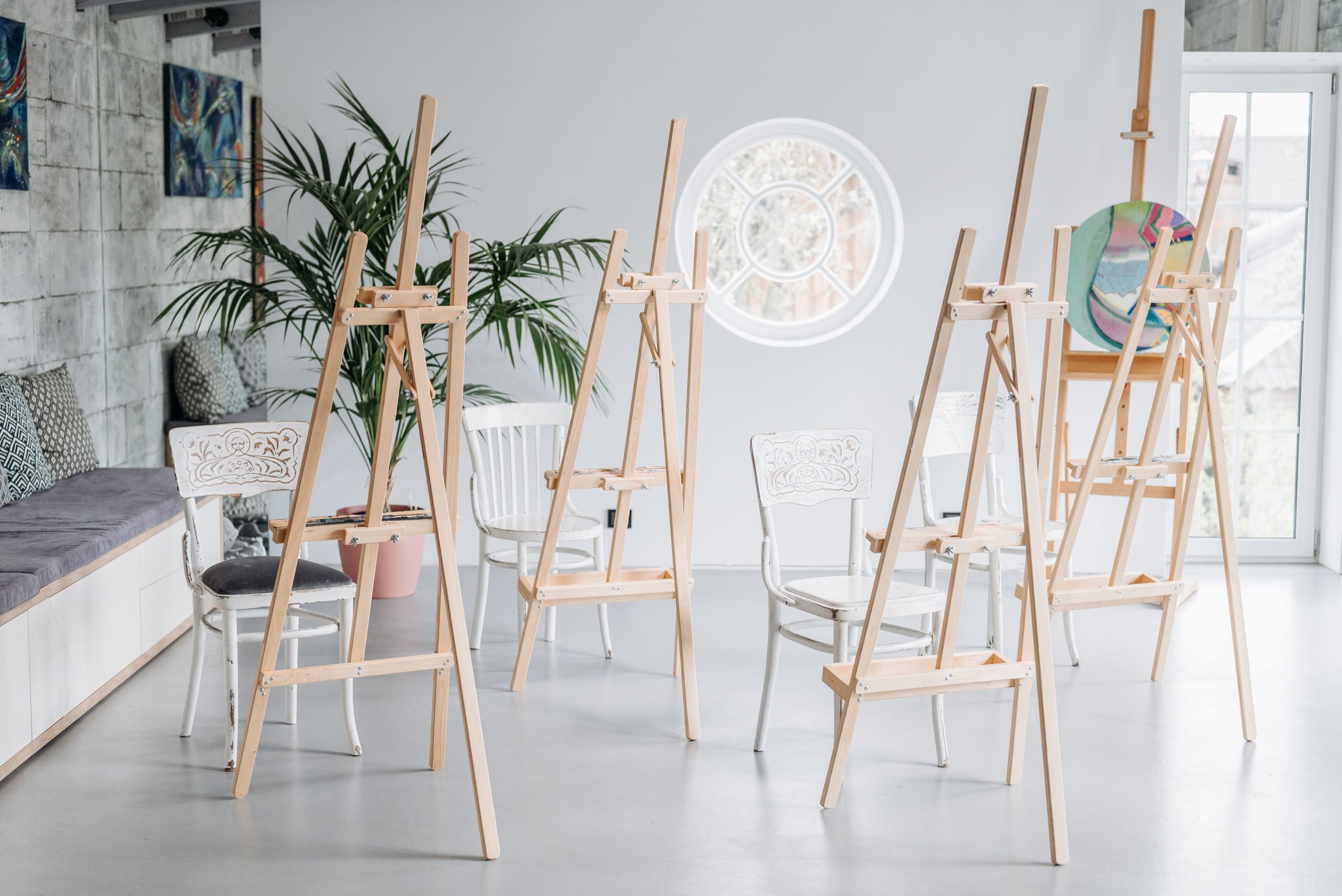 Studio d'art avec chevalets bois et chaises