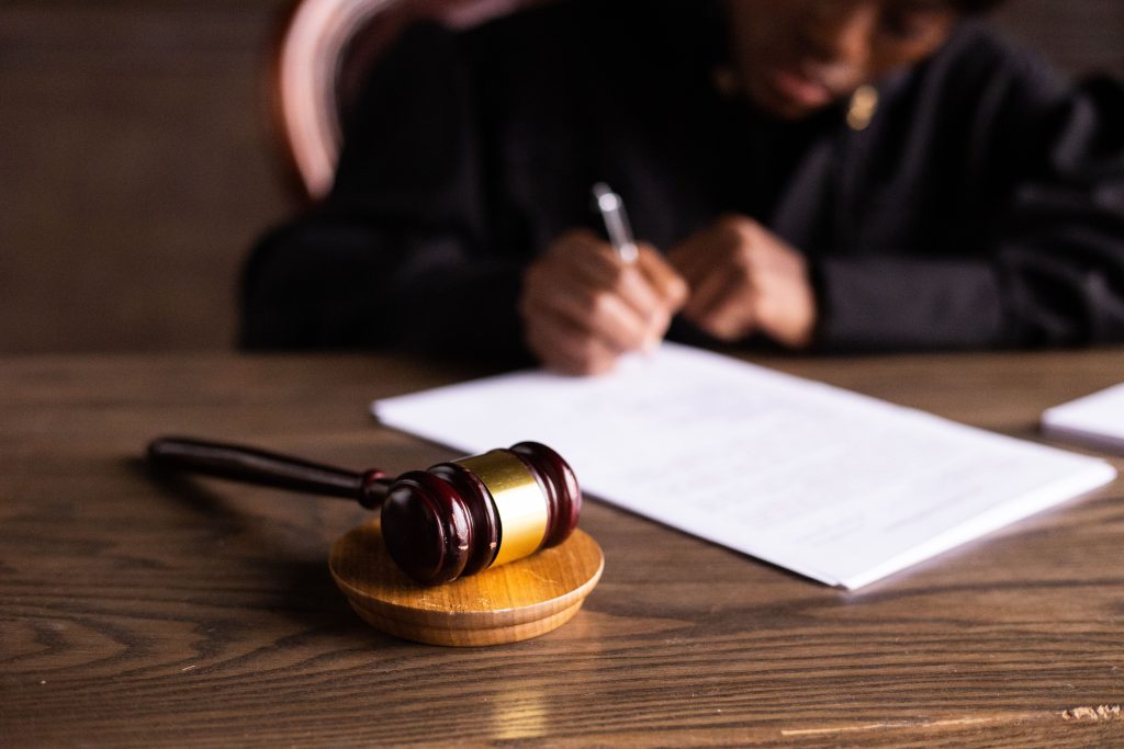 Comment arrêter un commandement aux fins de saisie-vente ?