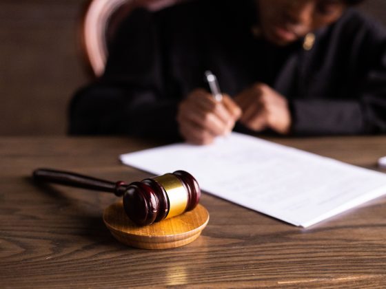 Comment arrêter un commandement aux fins de saisie-vente ?