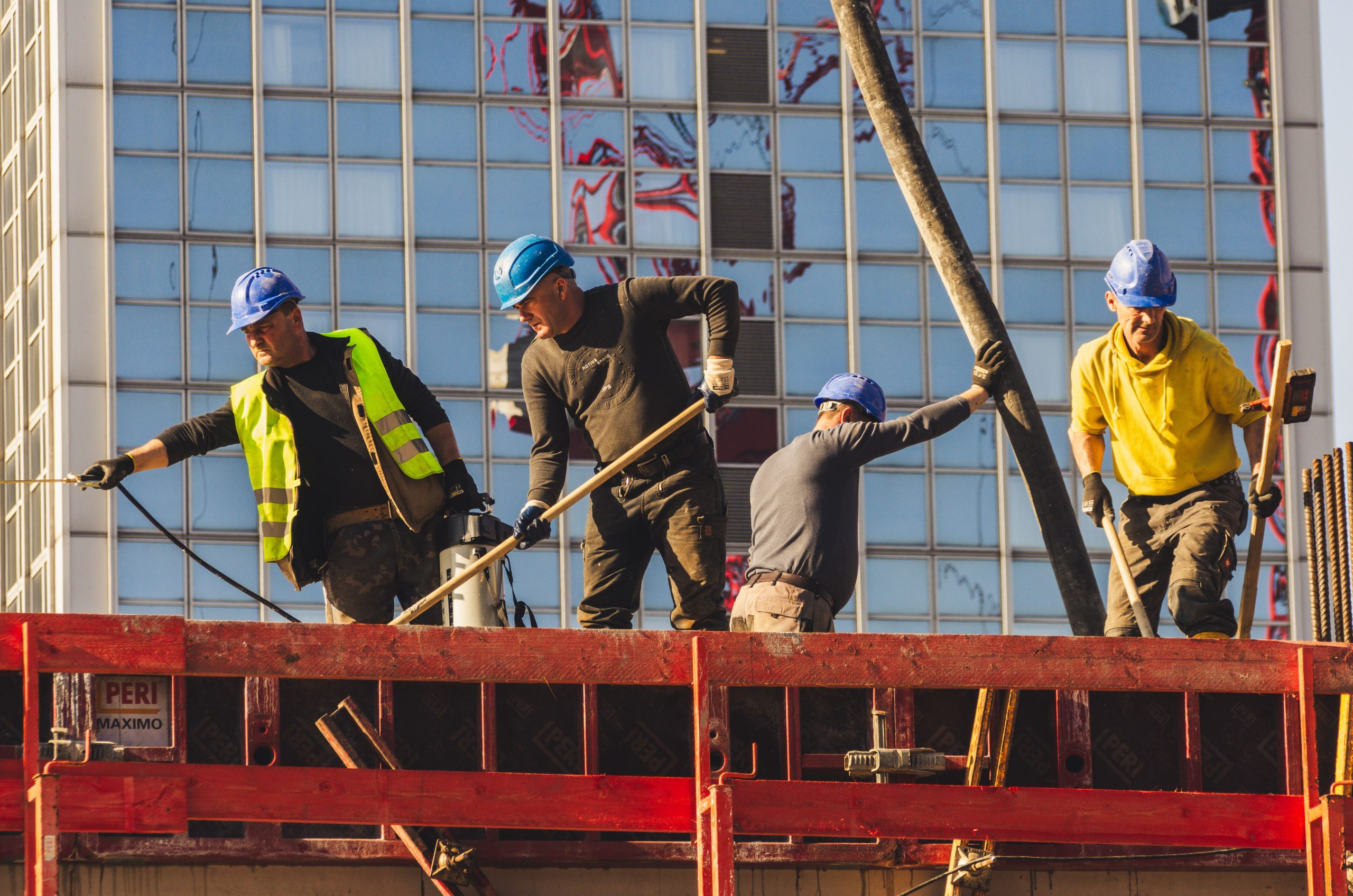 Équipe construction équipée travaille immeuble haut