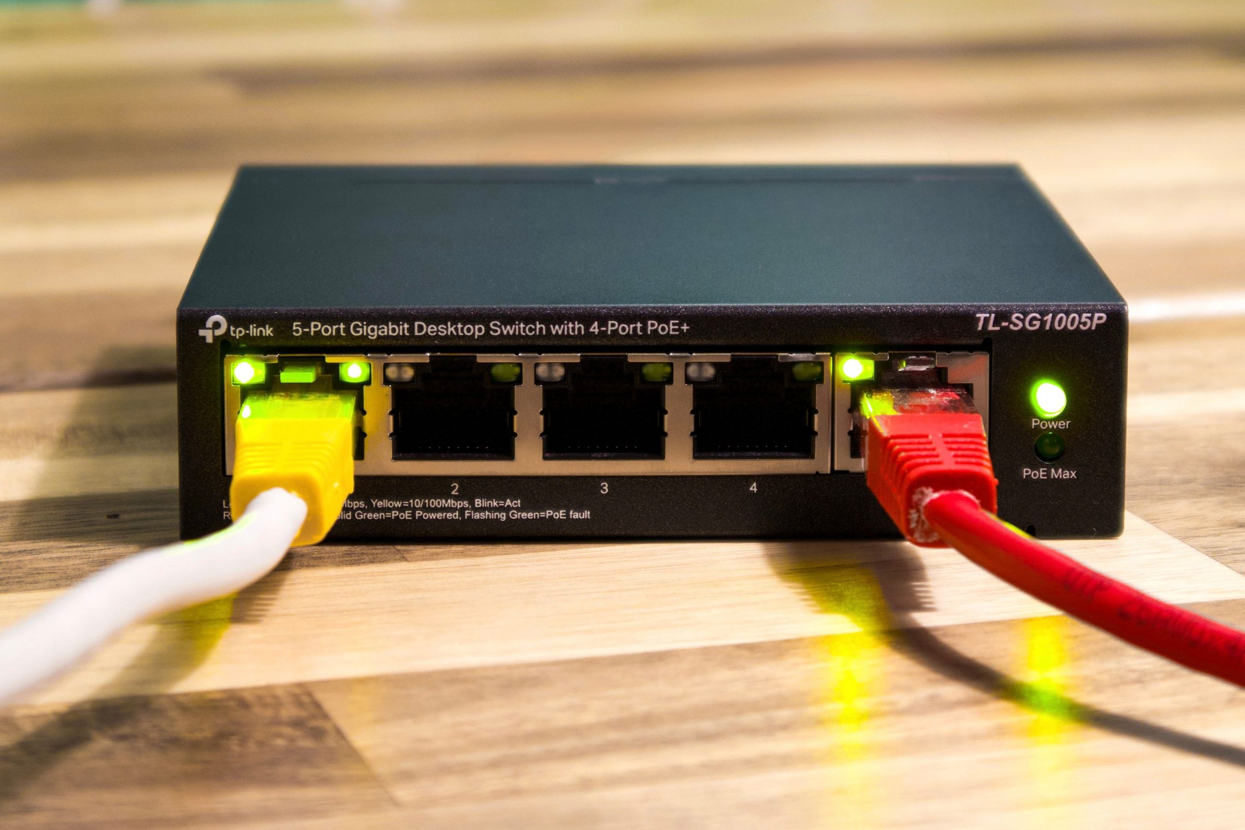 Switch Ethernet TP-Link avec câbles multicolores branchés