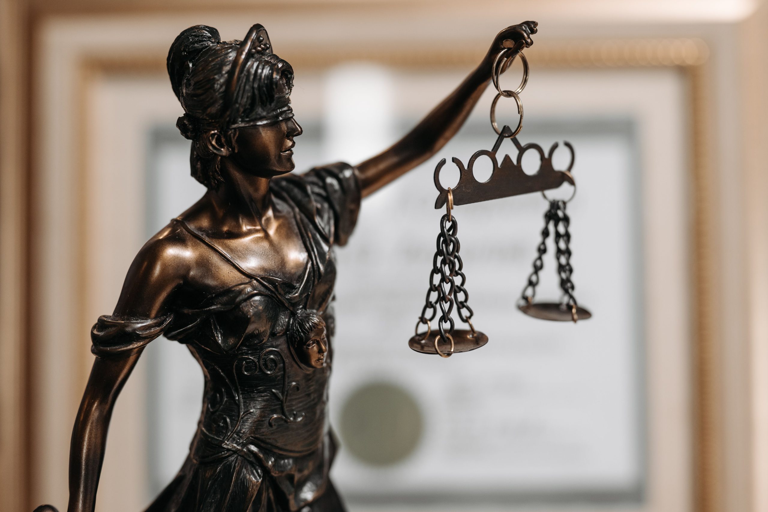 Statue Dame Justice avec balance dorée