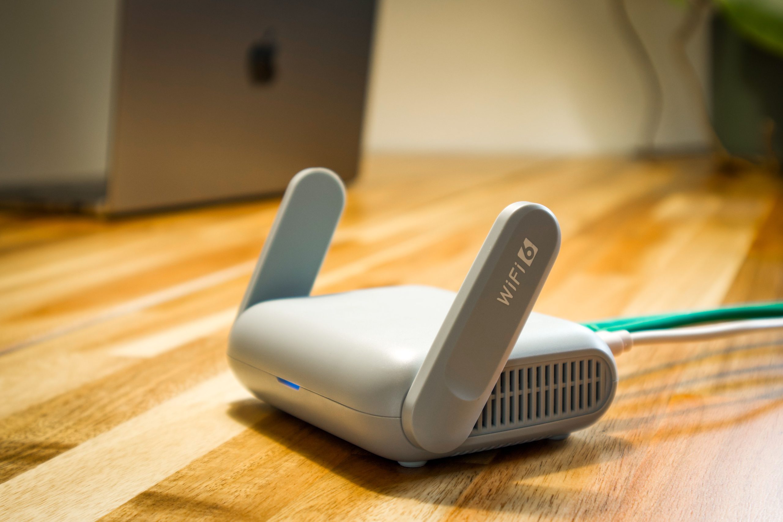 Routeur WiFi 6 avec câble sur bureau en bois