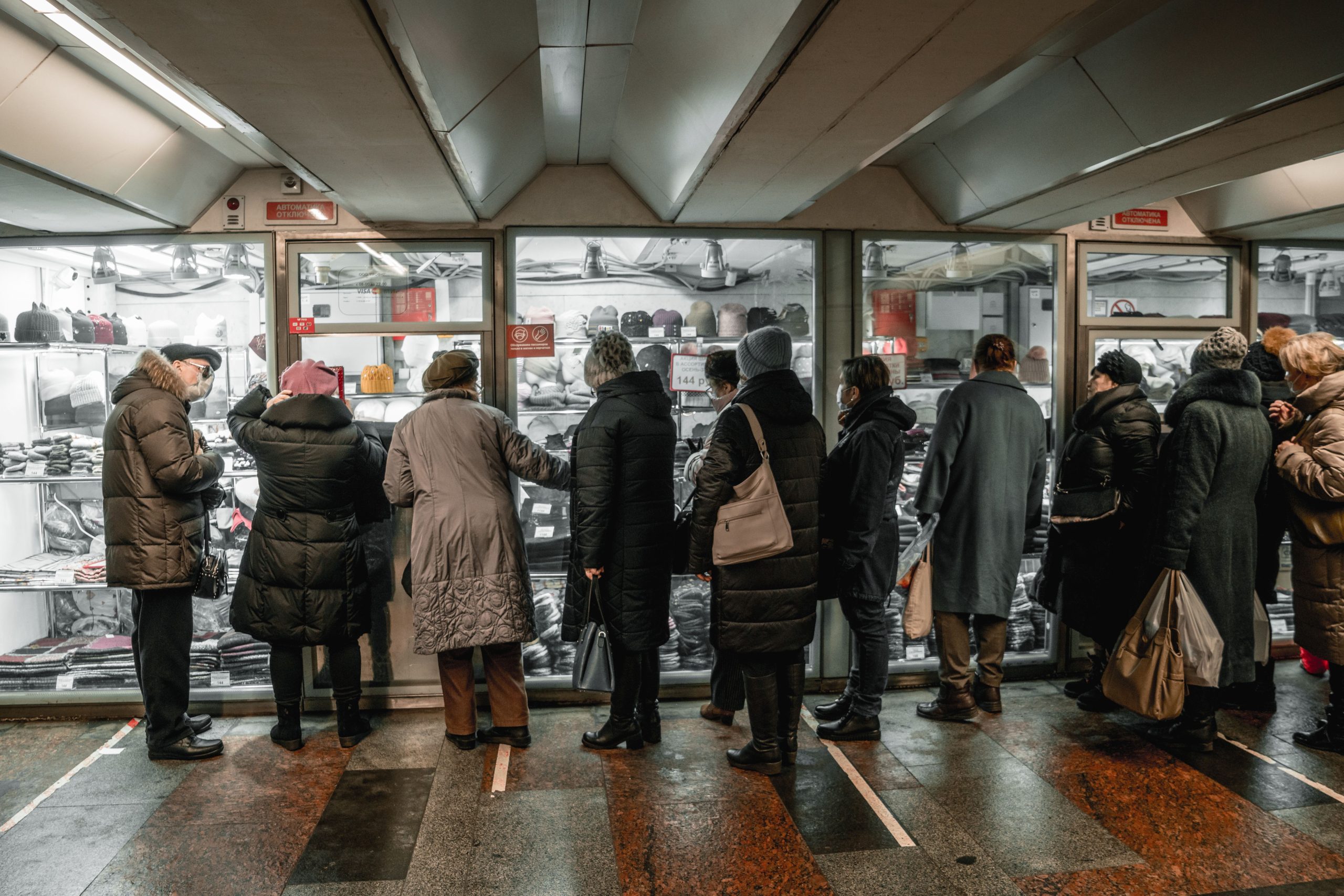 Clients explorant vetements hiver galerie commerciale interieur