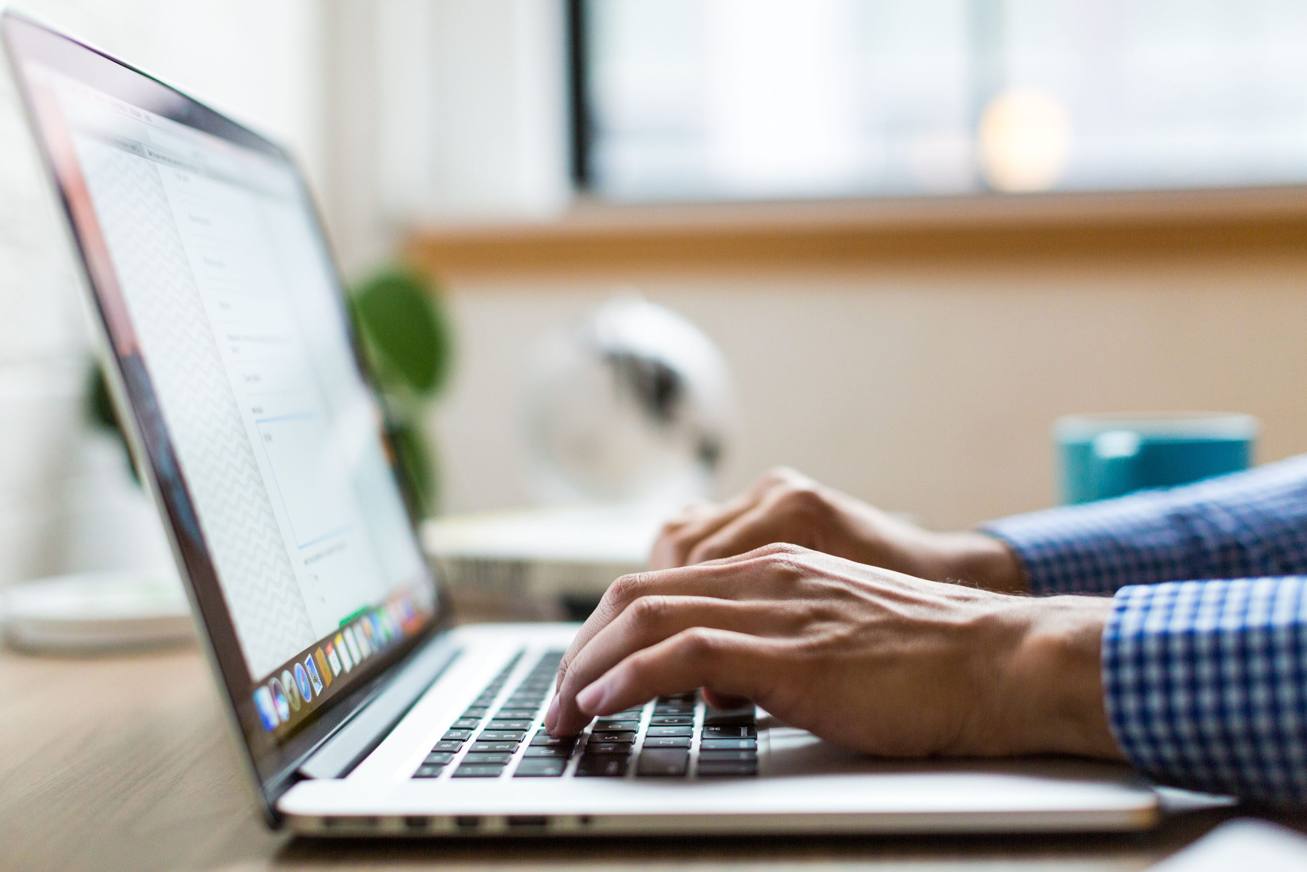 Gros plan mains tapant sur laptop bureau moderne