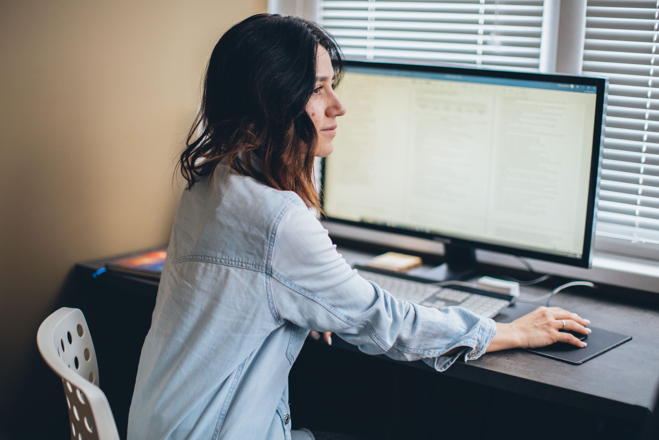 Femme télétravaillant depuis son bureau à domicile