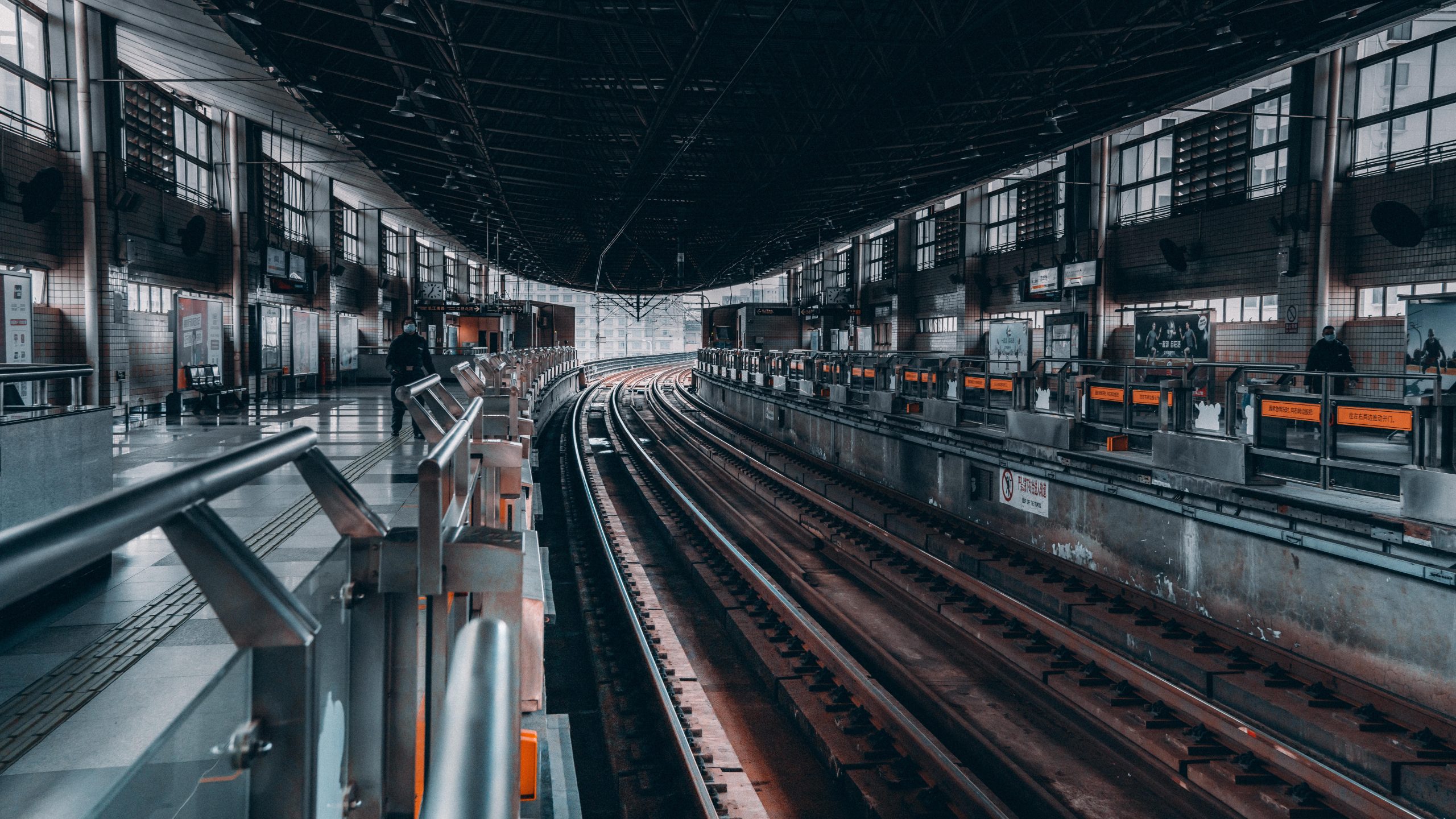 Intérieur moderne de gare avec voies urbaines
