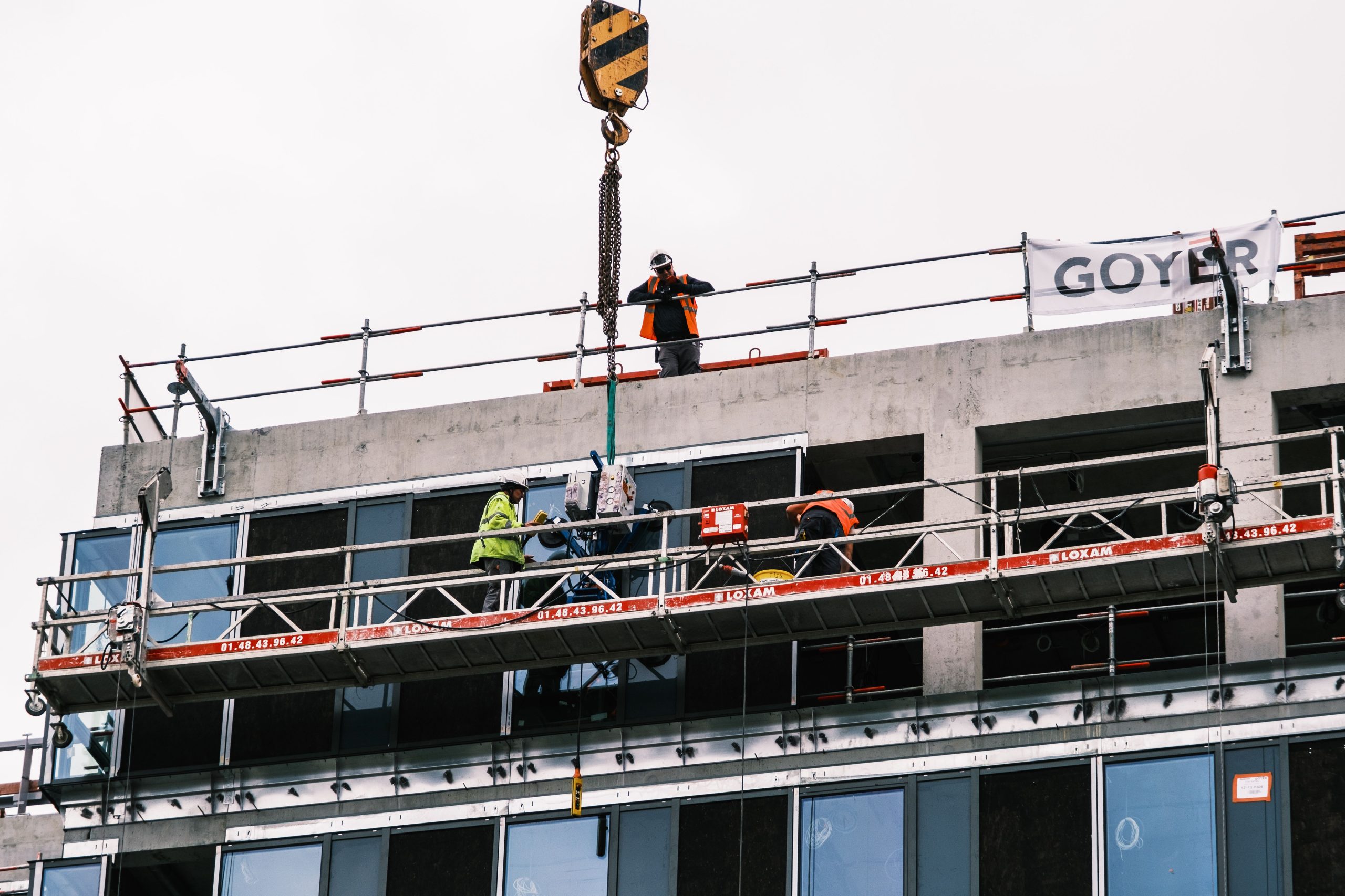Travailleurs professionnels gèrent équipement immeuble