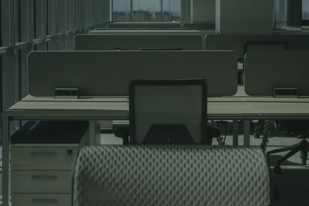 Abandon de poste après 2 mois : quelles conséquences concrètes ?