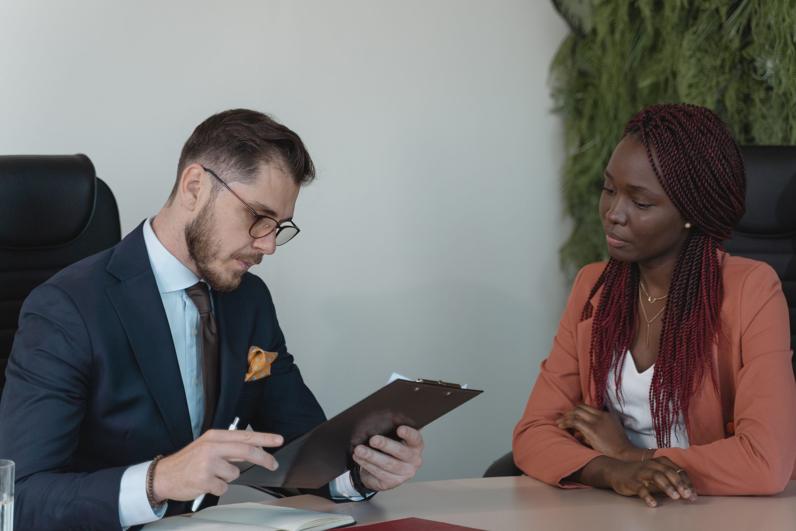 Homme et femme lors d'un entretien d'embauche professionnel