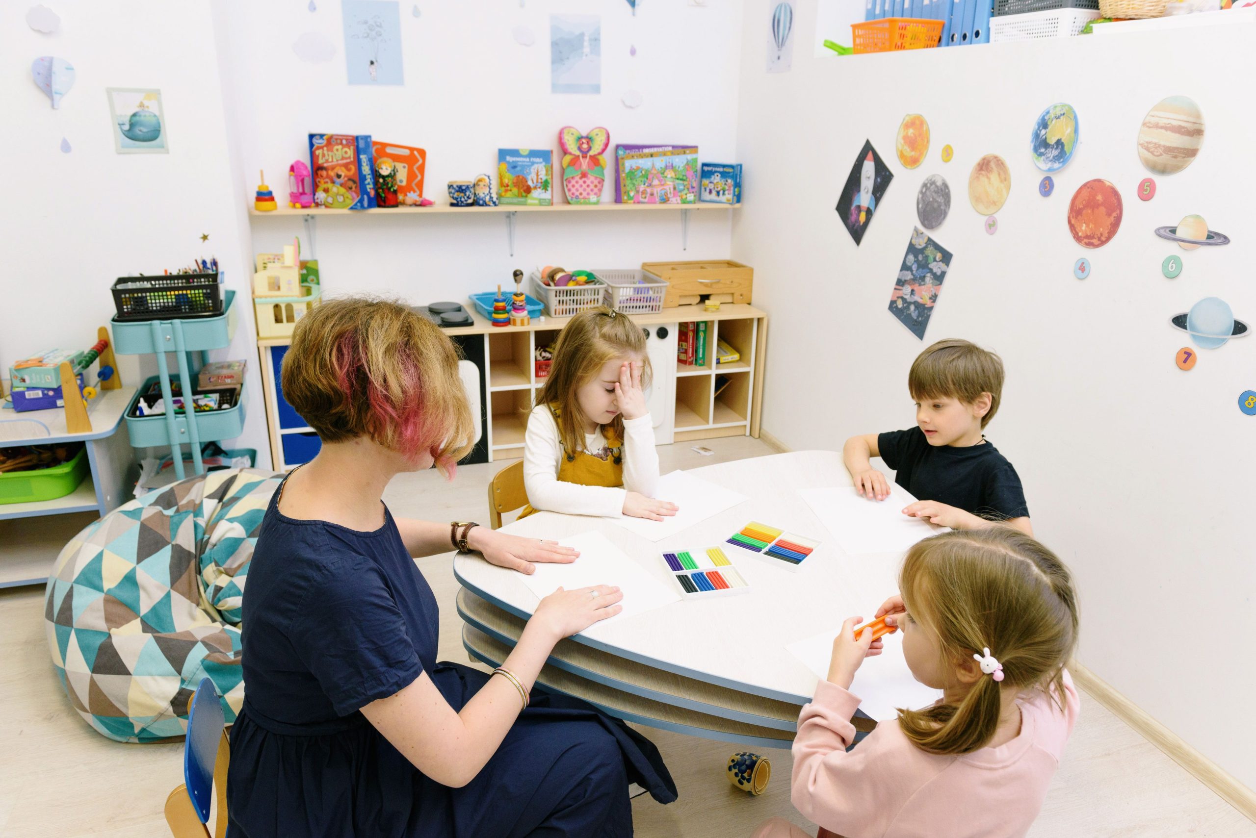 Enfants en activité colorée avec educatrice