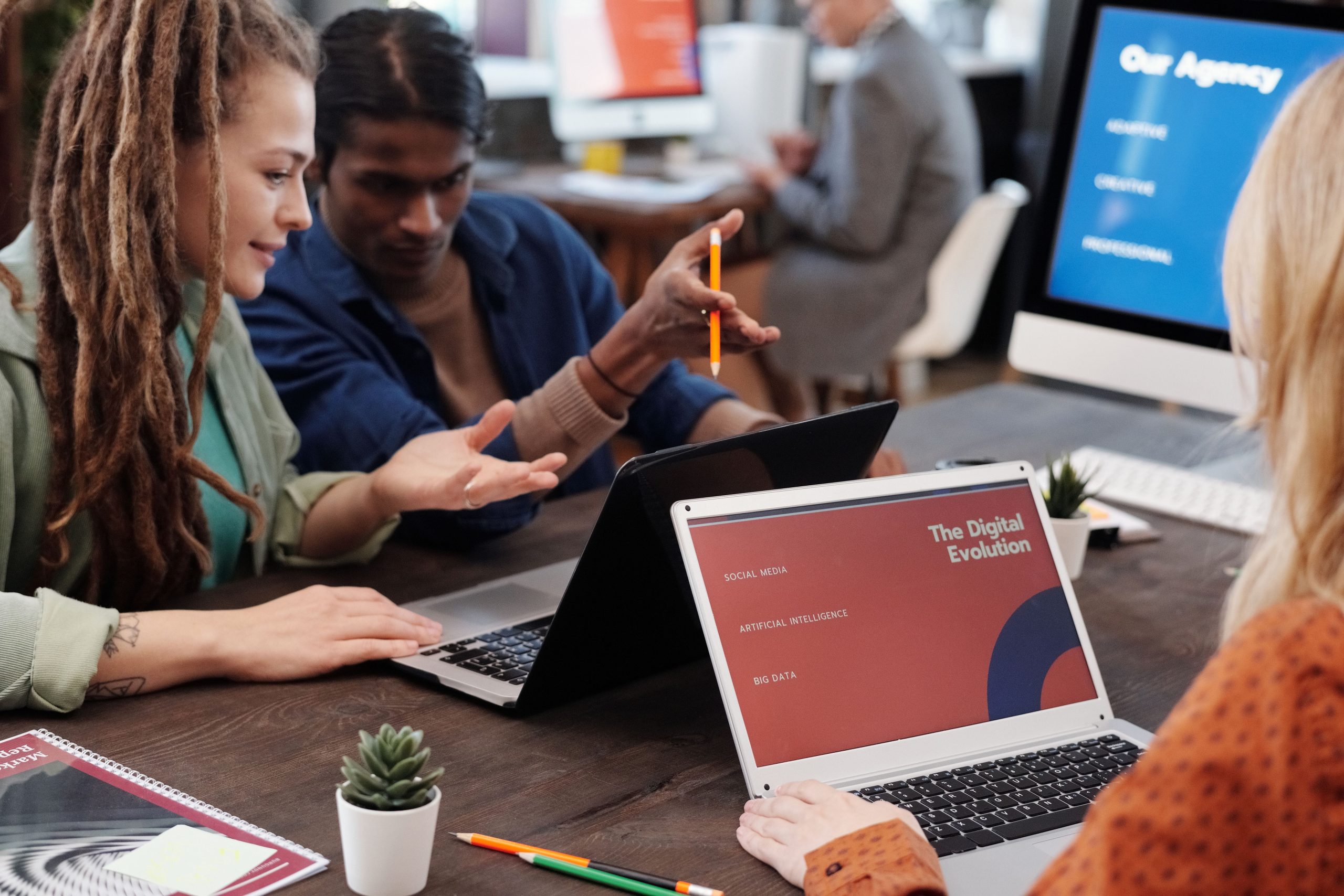 Professionnels collaborant ordinateurs portable moderne