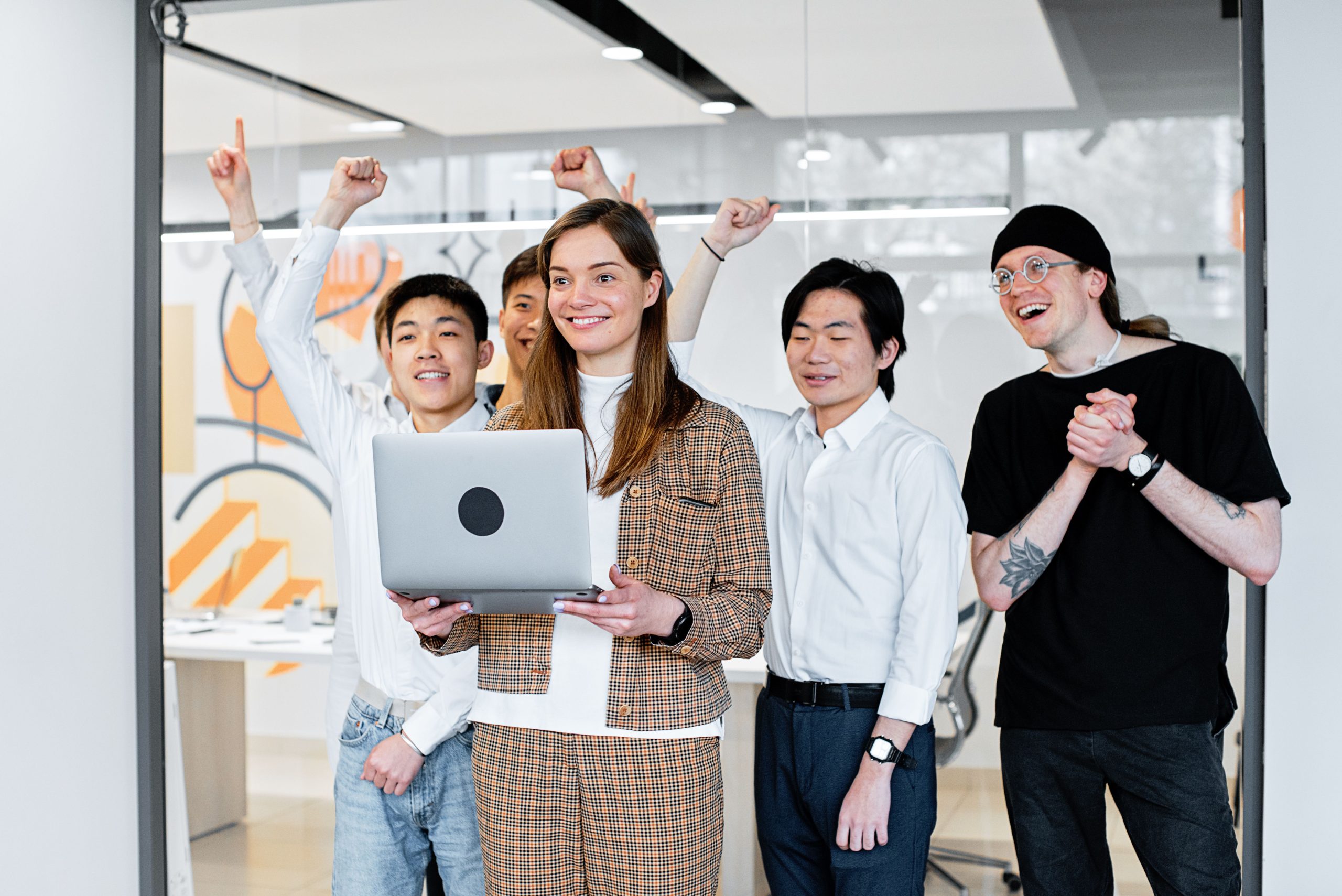 Collègues collaborant et célébrant accomplissement travail