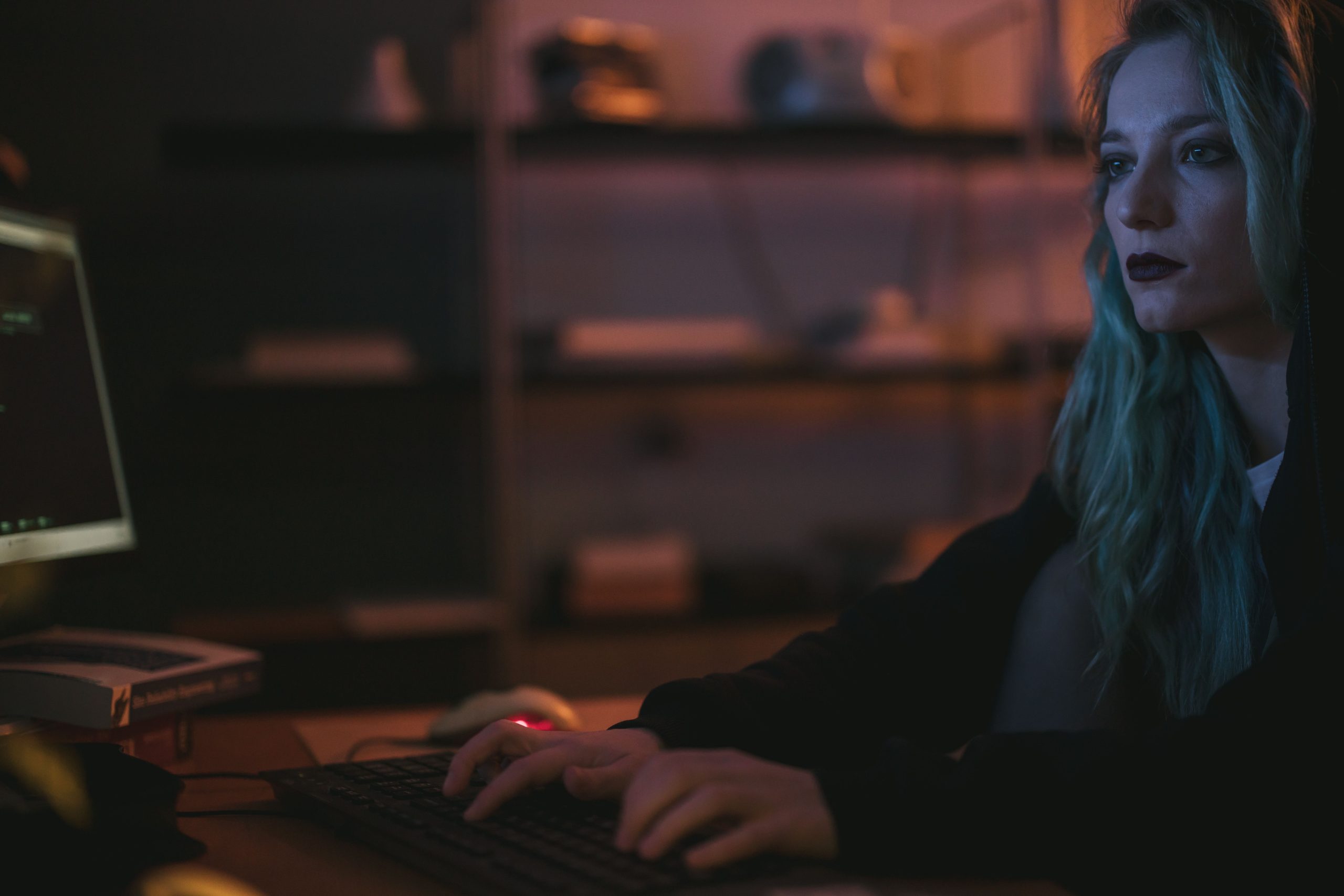 Femme codage cybersécurité environnement technologique