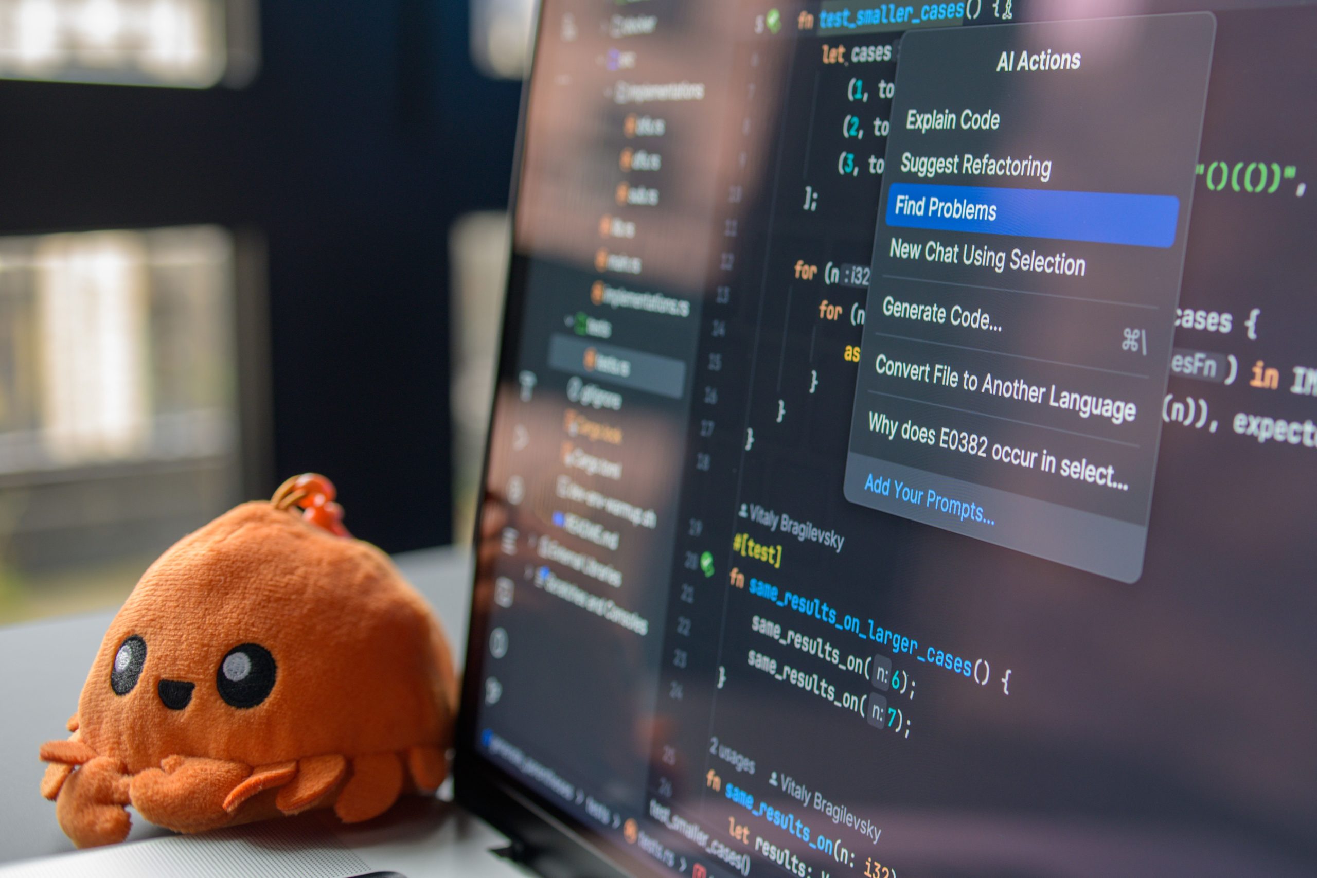 Écran d'éditeur de code avec jouet crabe orange