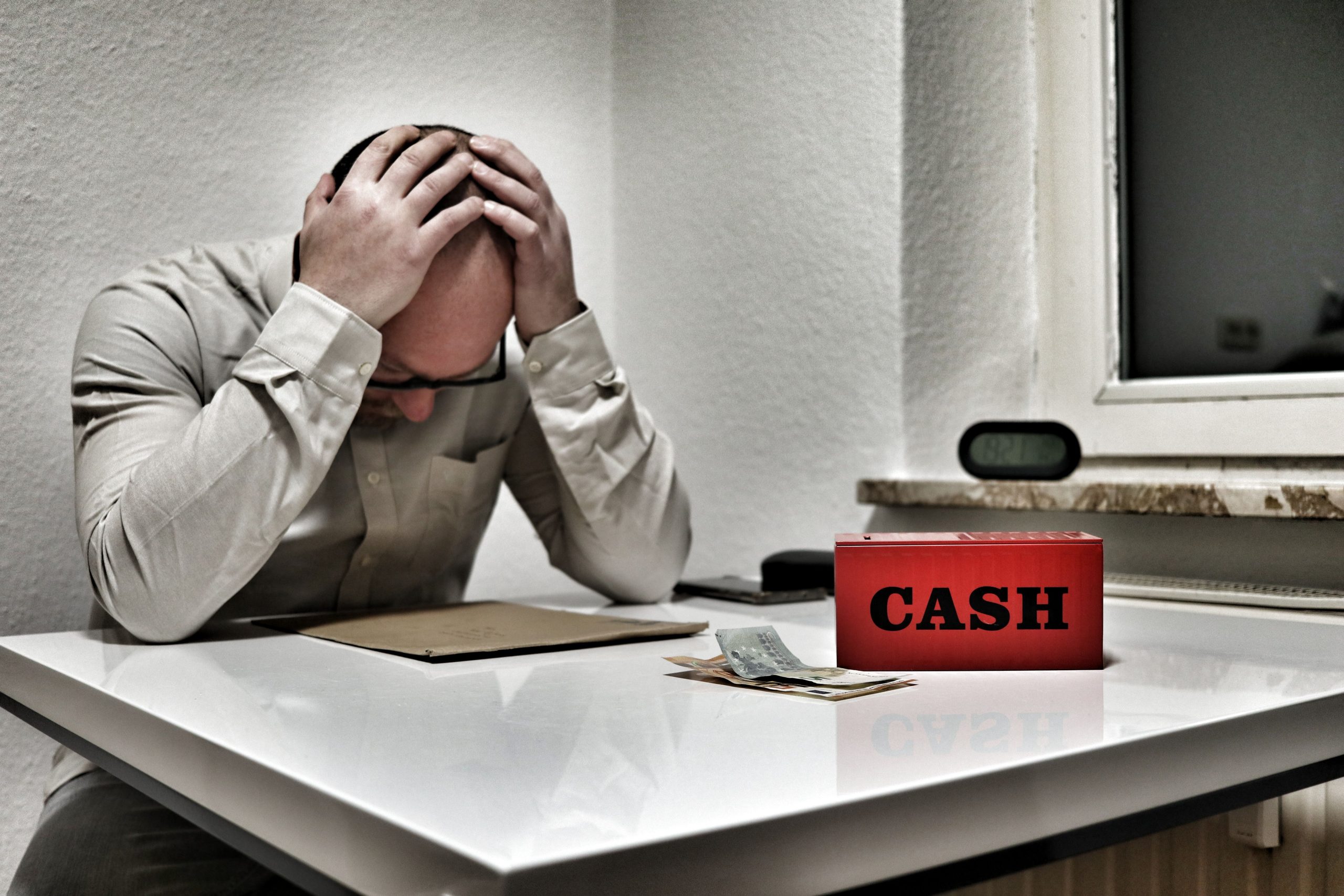 Homme stressé à son bureau avec comptabilité négative