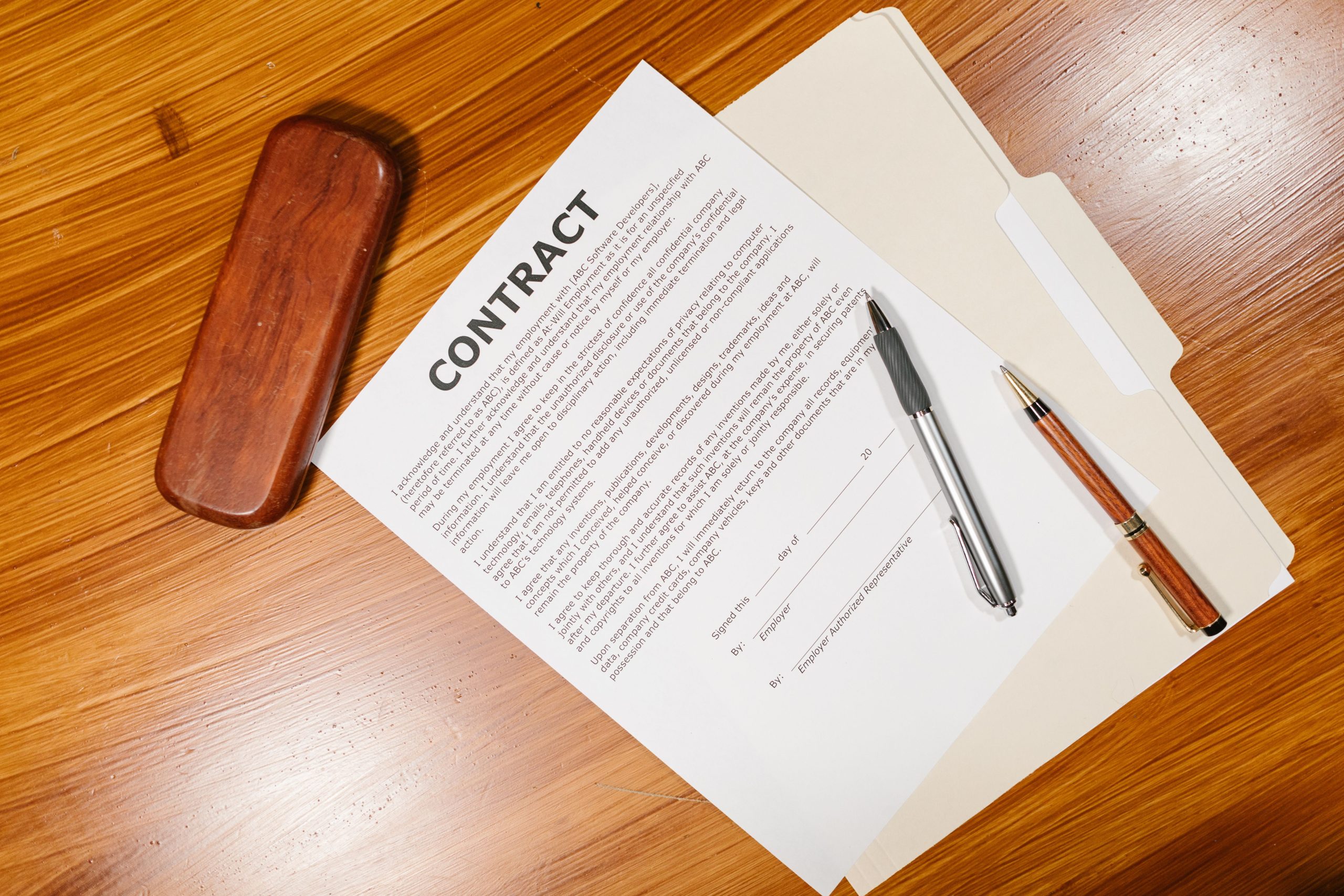 Contrat commodat sur table bois