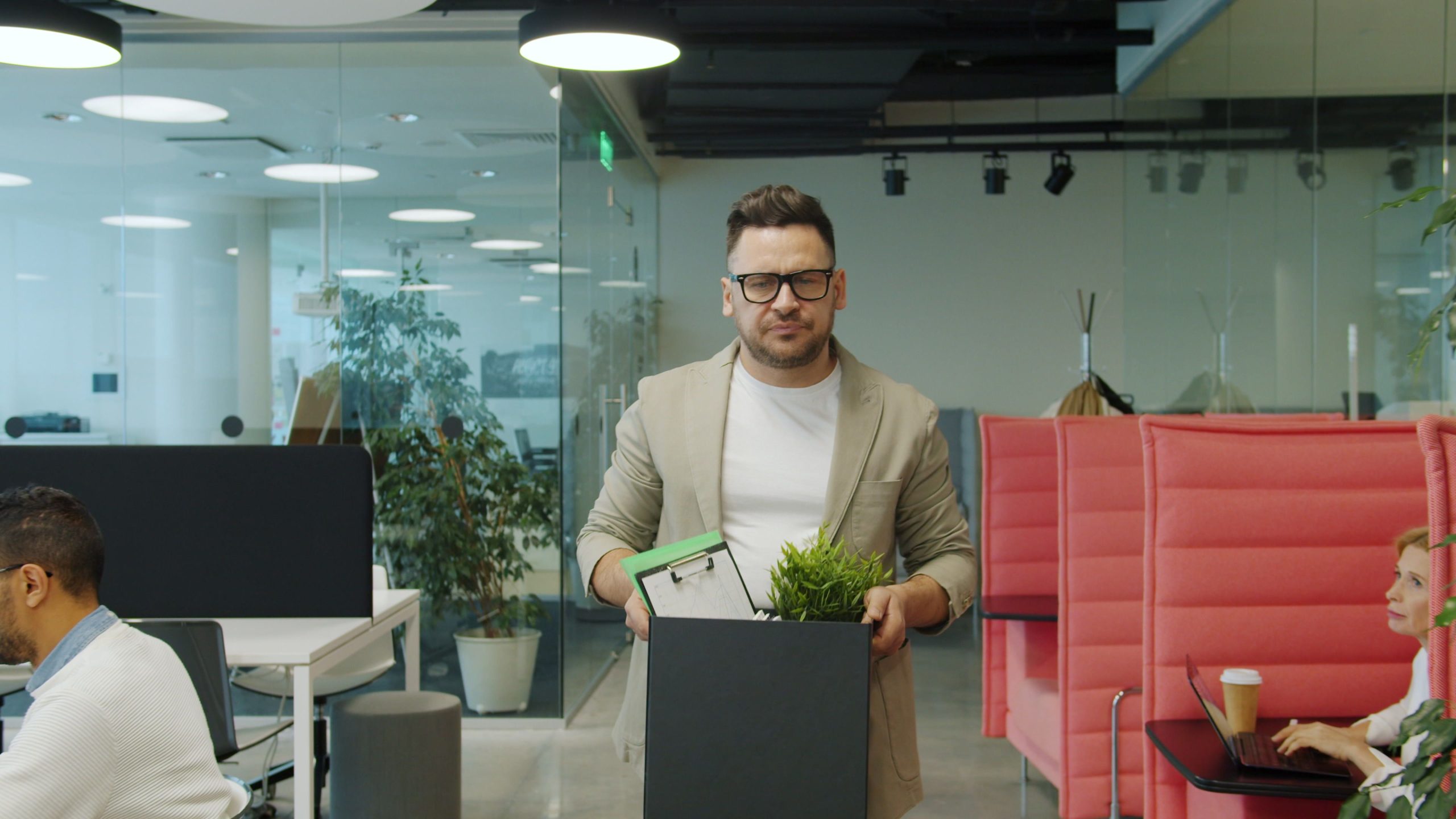 Employé avec carton sortant après licenciement