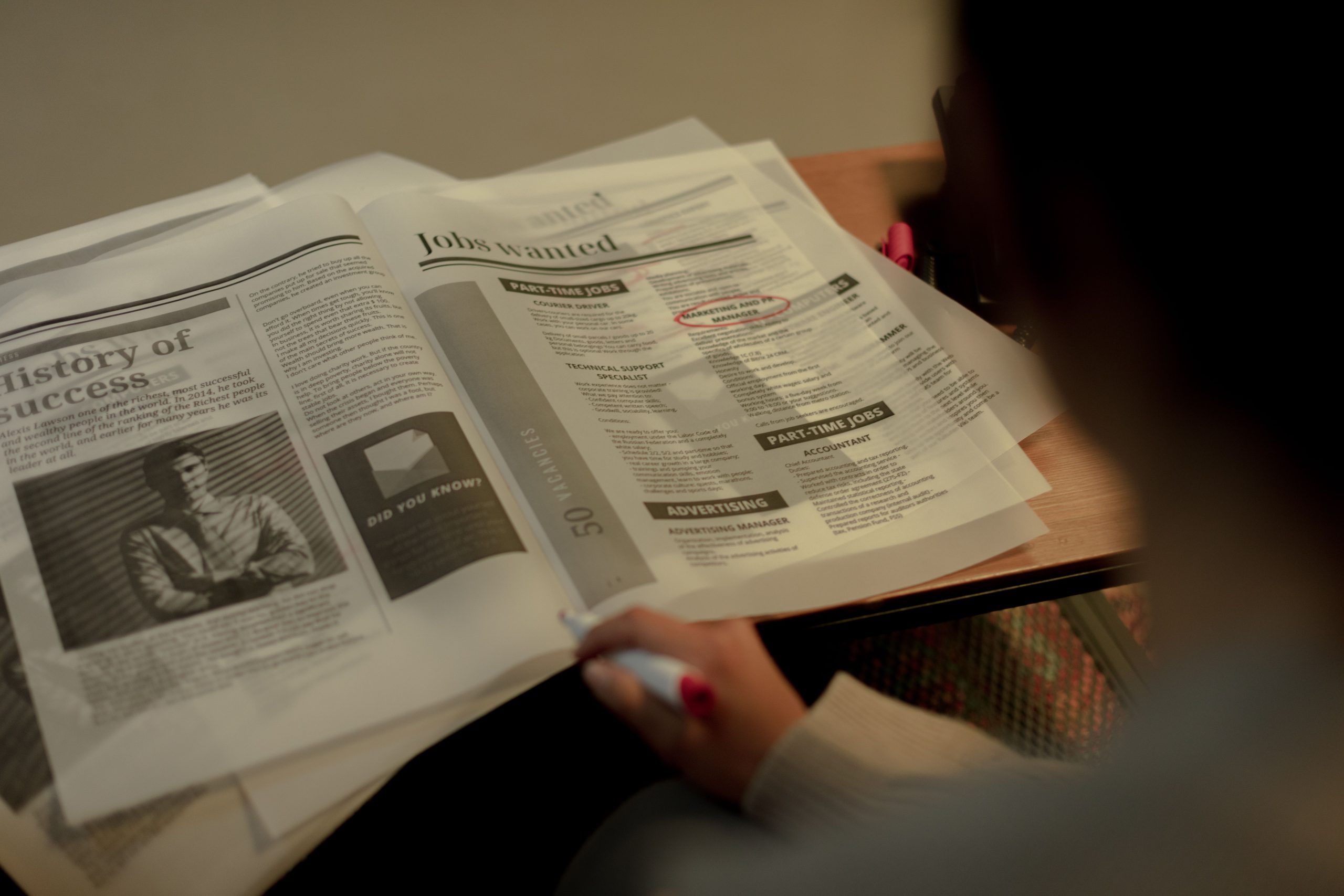 Personne surlignant offres emploi journal