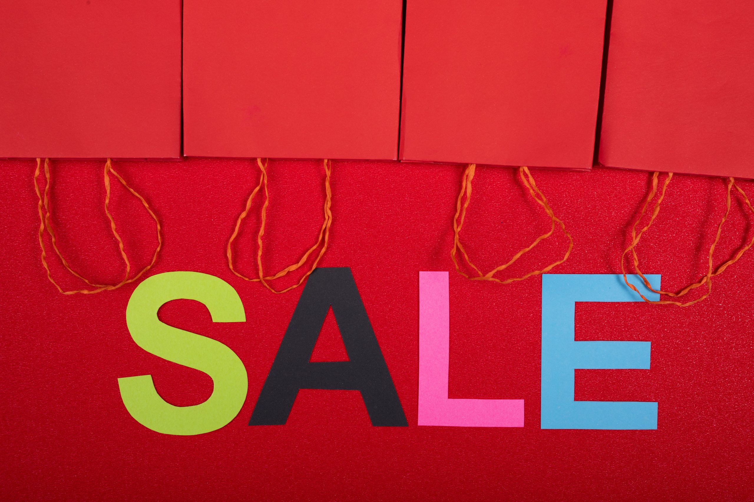 Panneau coloré soldes sacs shopping rouges