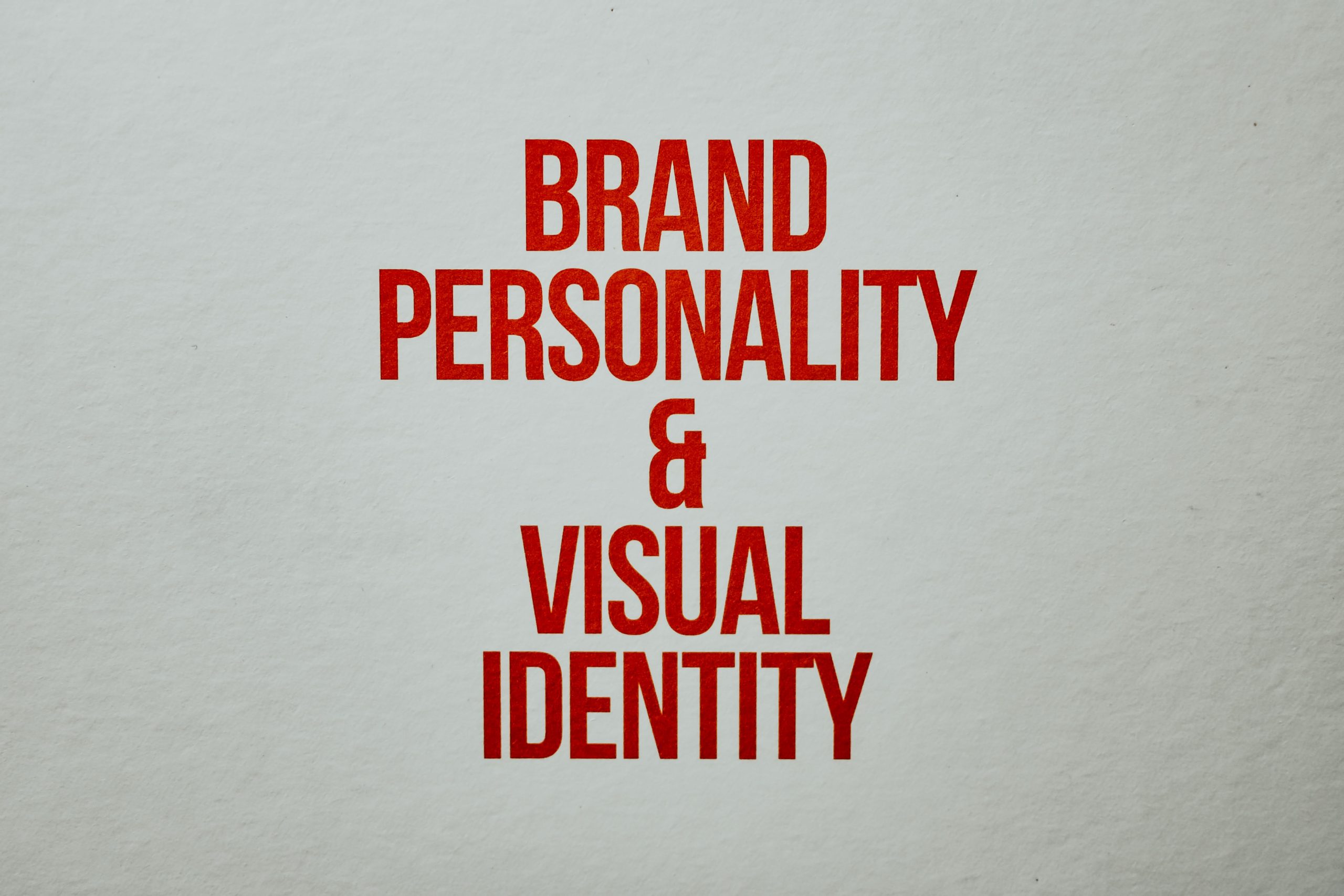 Personnalité de marque et identité visuelle en rouge