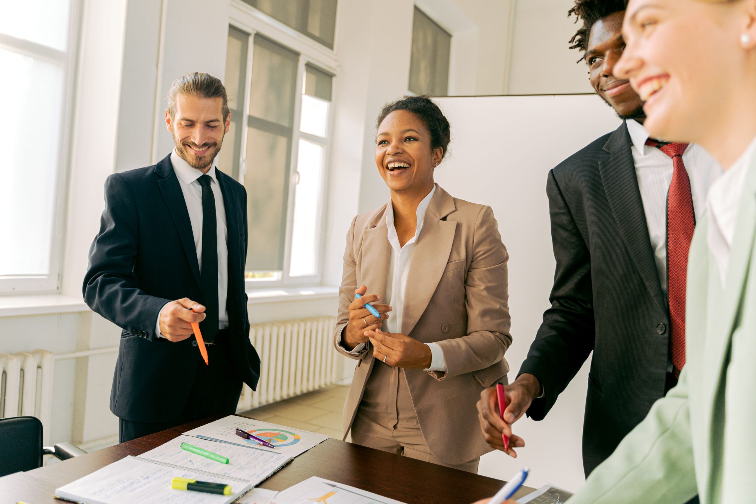 Équipe diverse collaborant et échangeant en réunion