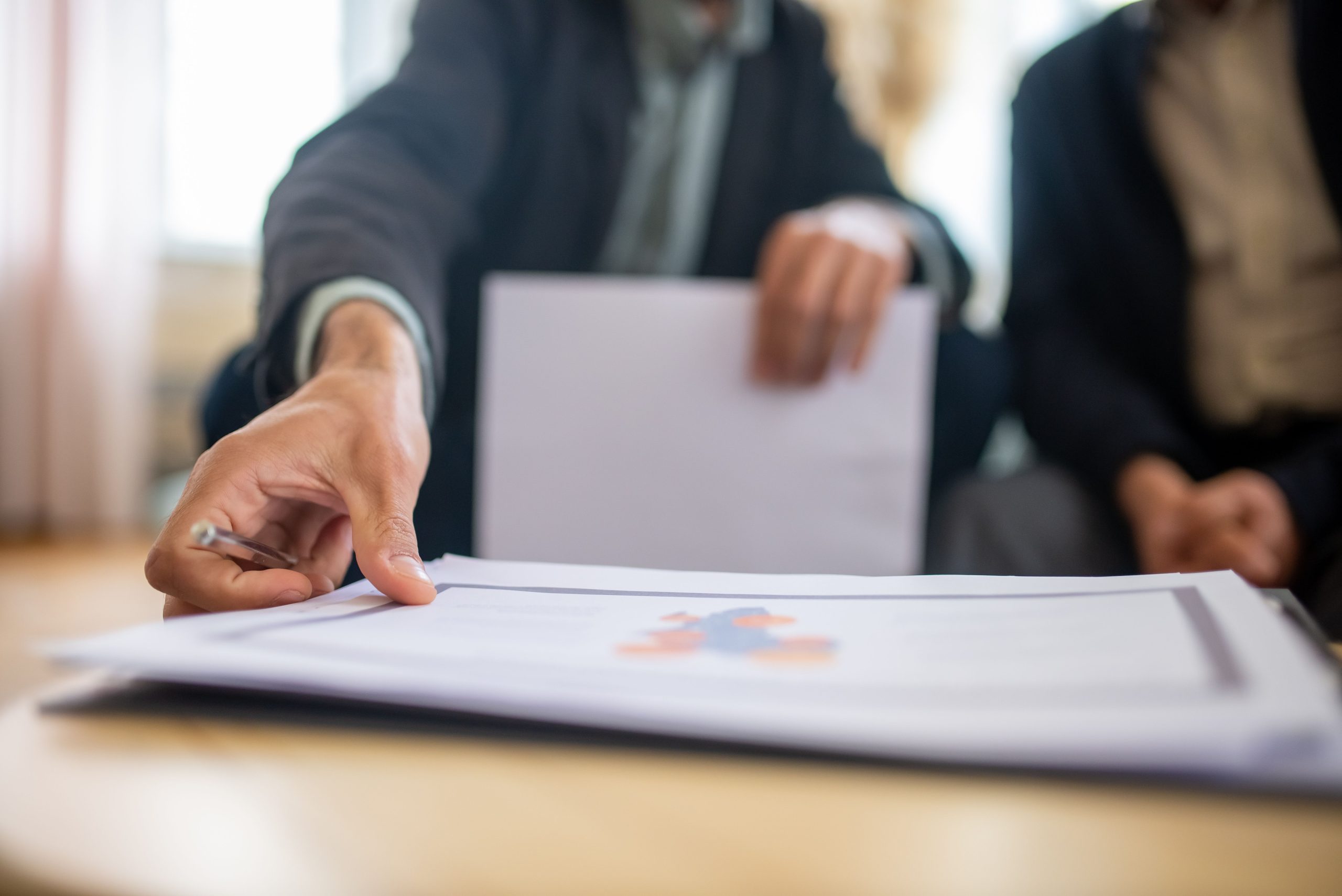 Homme d'affaires examine documents importants bureau