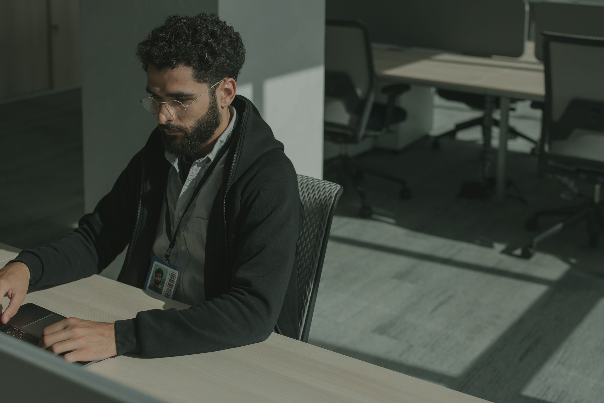 Homme concentré sur tâches cybersécurité ordinateur