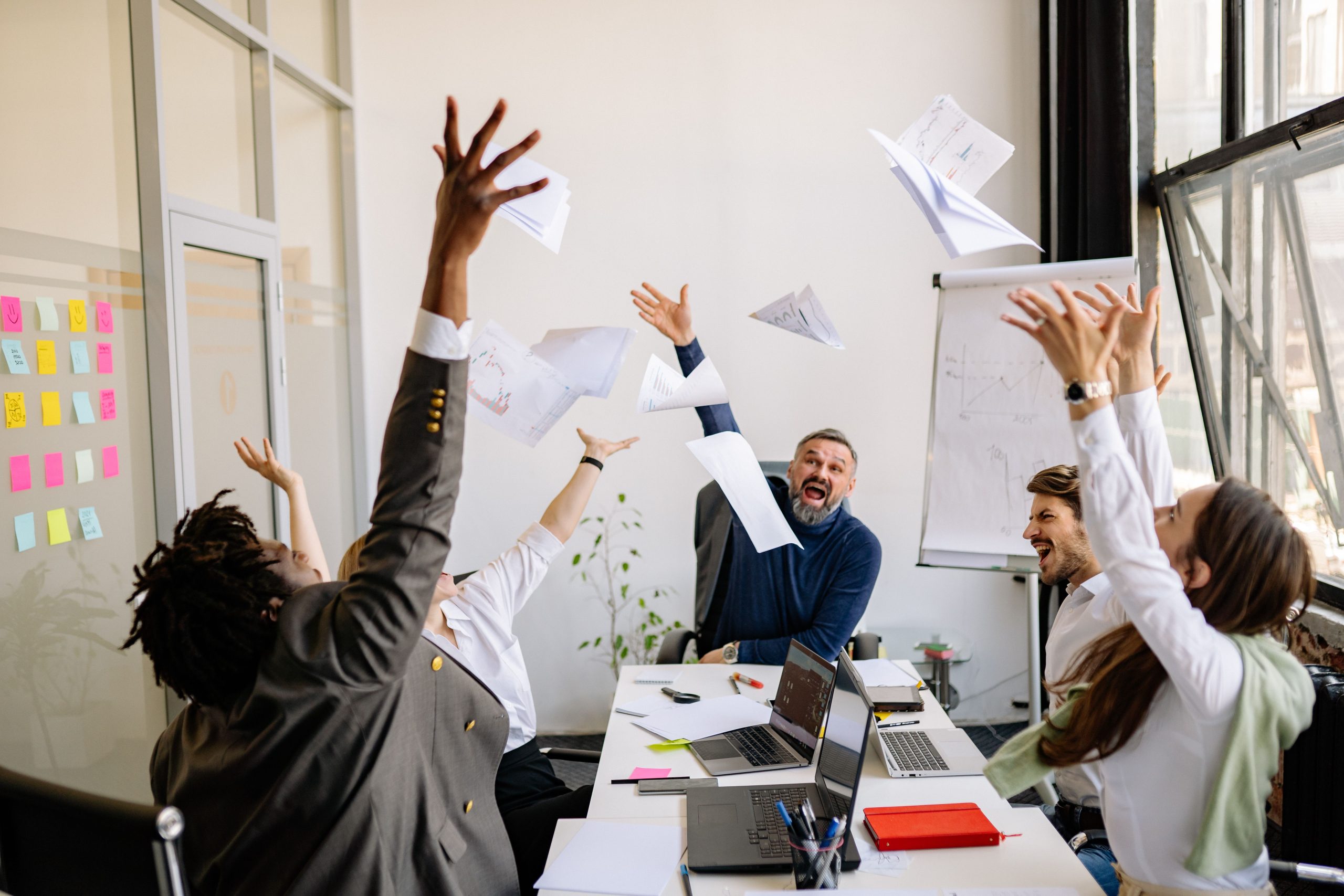 Équipe bureau diverse célébrant succès ensemble