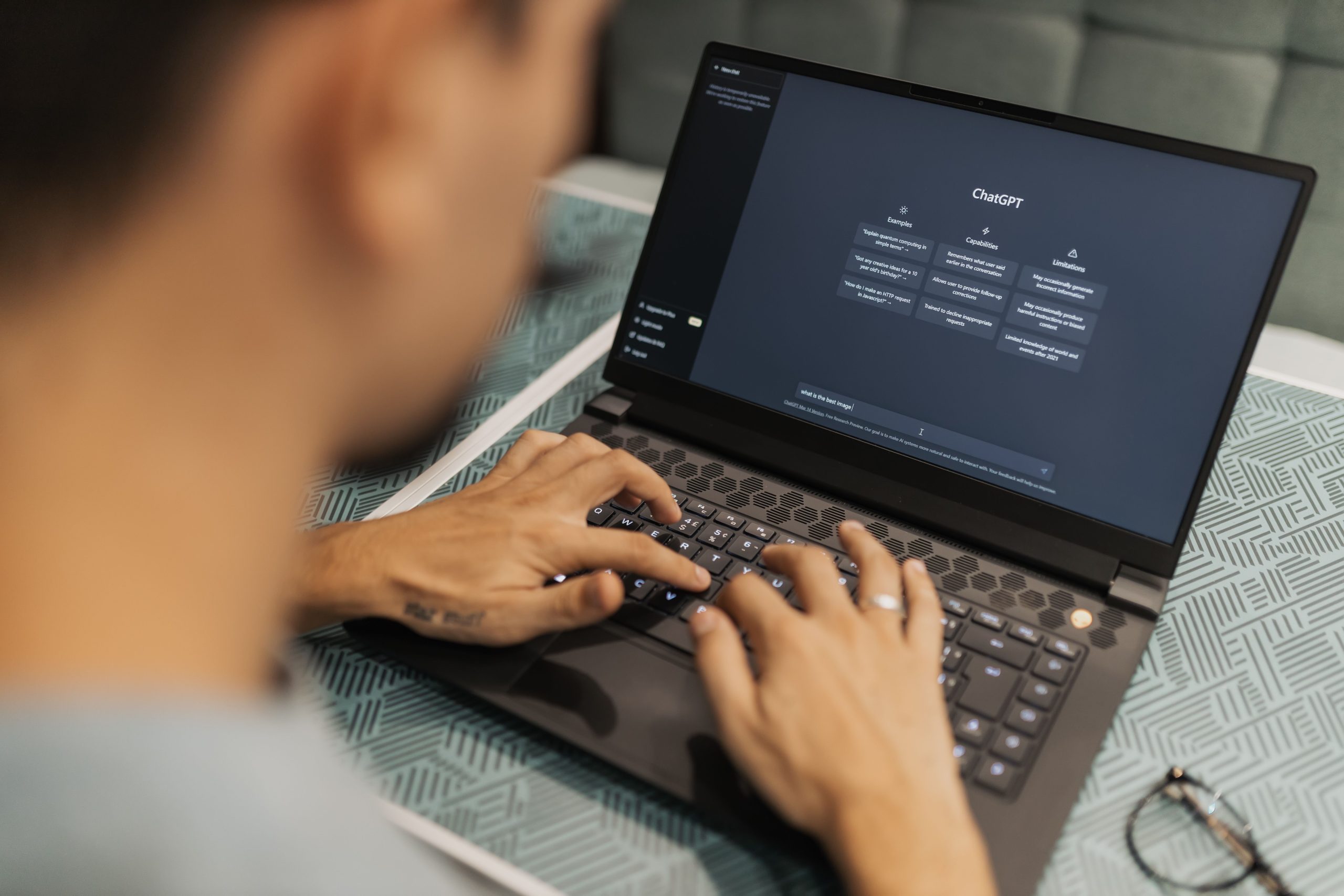 Personne tapant sur laptop avec logiciel IA
