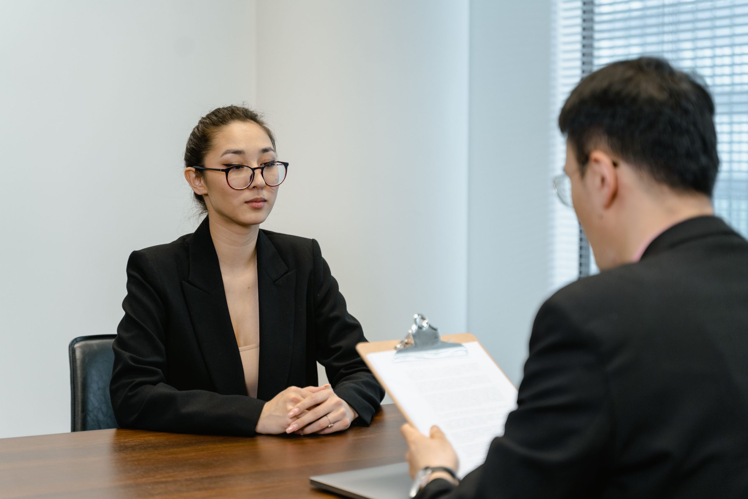 Professionnels en entretien d'embauche en bureau