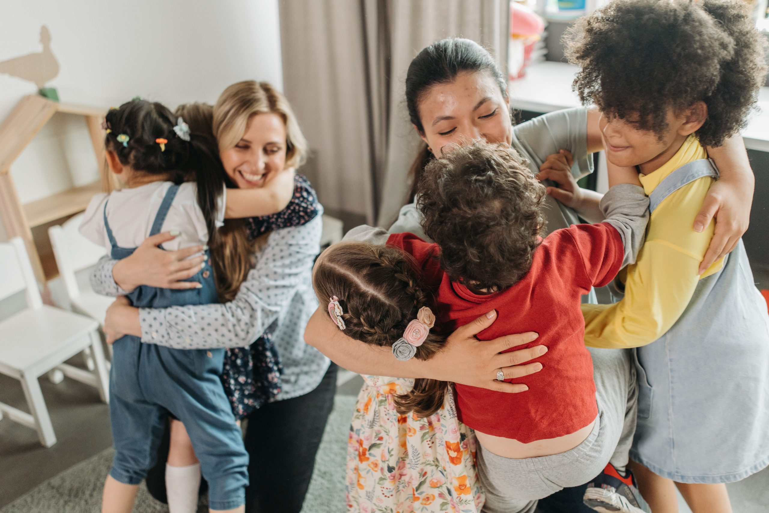 Femmes et enfants dans une étreinte bienveillante