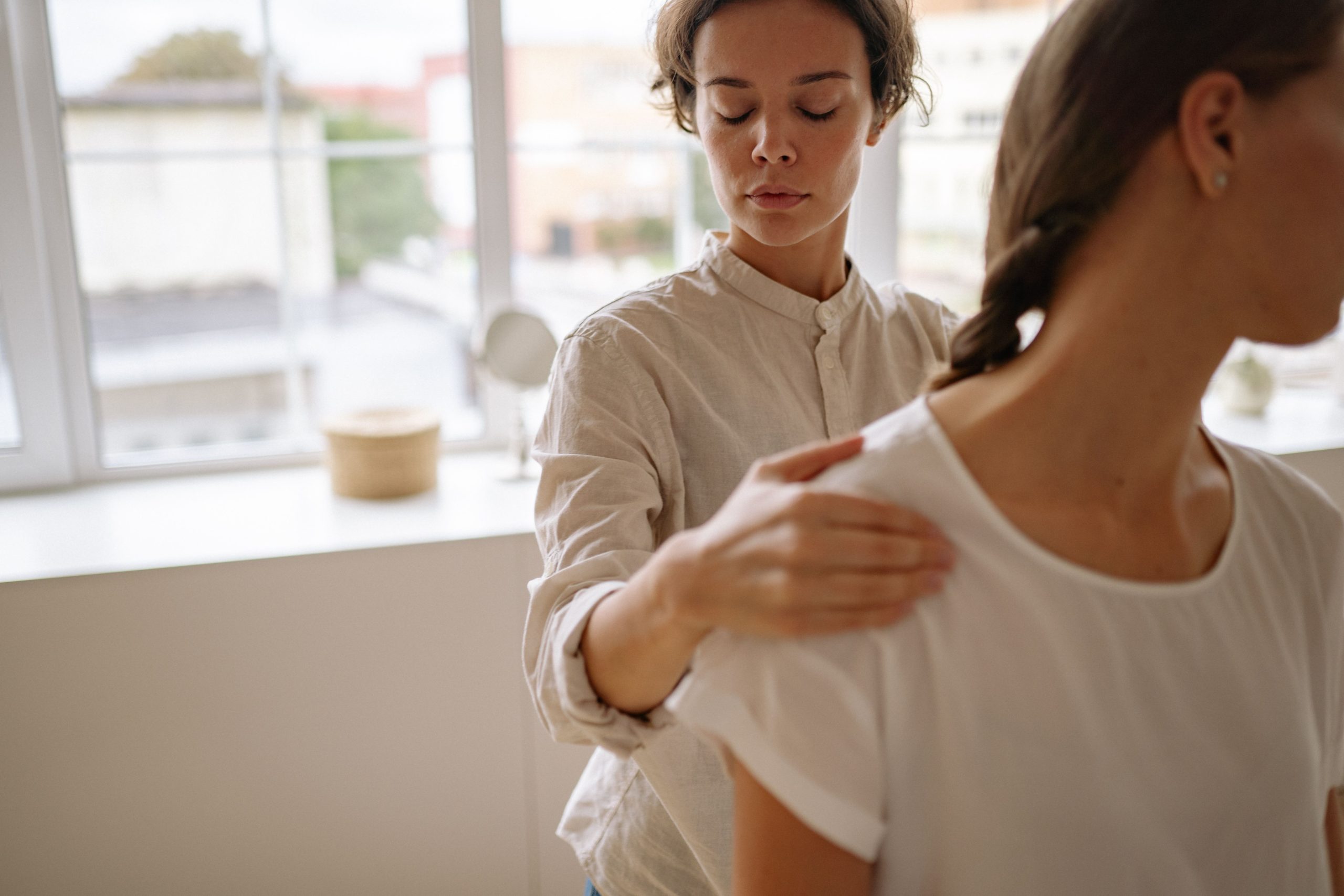 Kinésithérapeute traite patient en clinique moderne