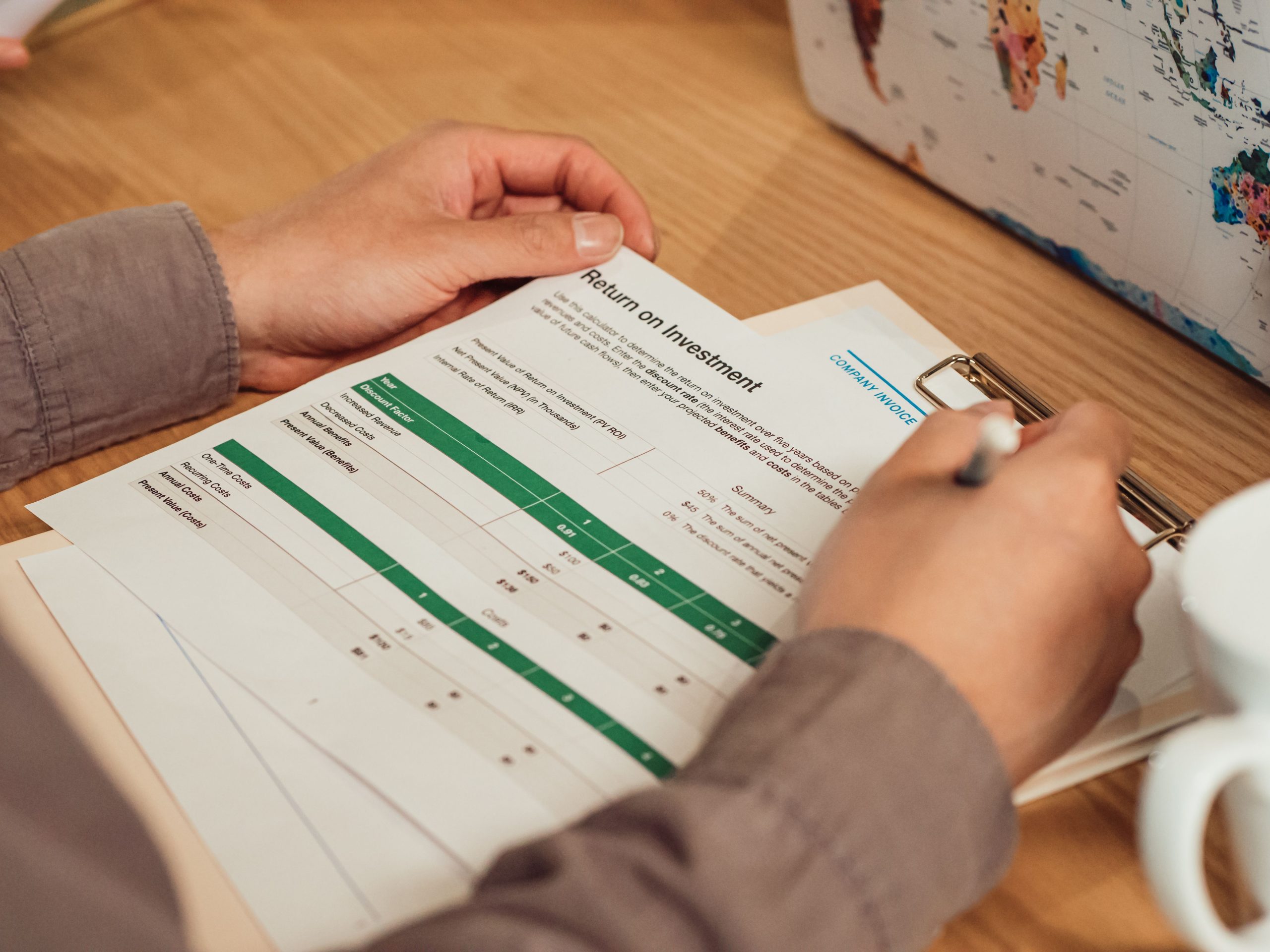 Analyse rapport restitution avec stylo bureau