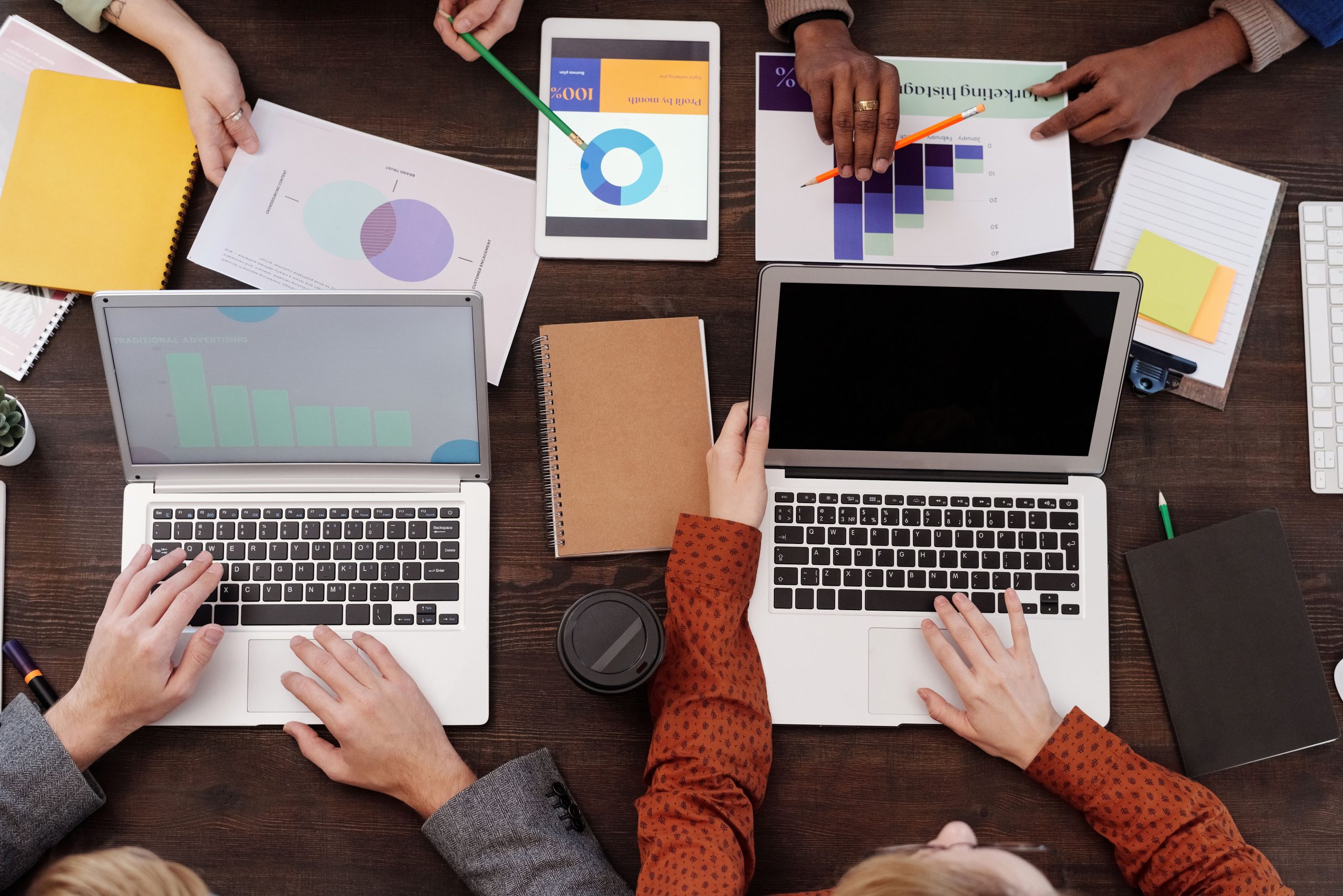 Équipe planifiant stratégie marketing numérique