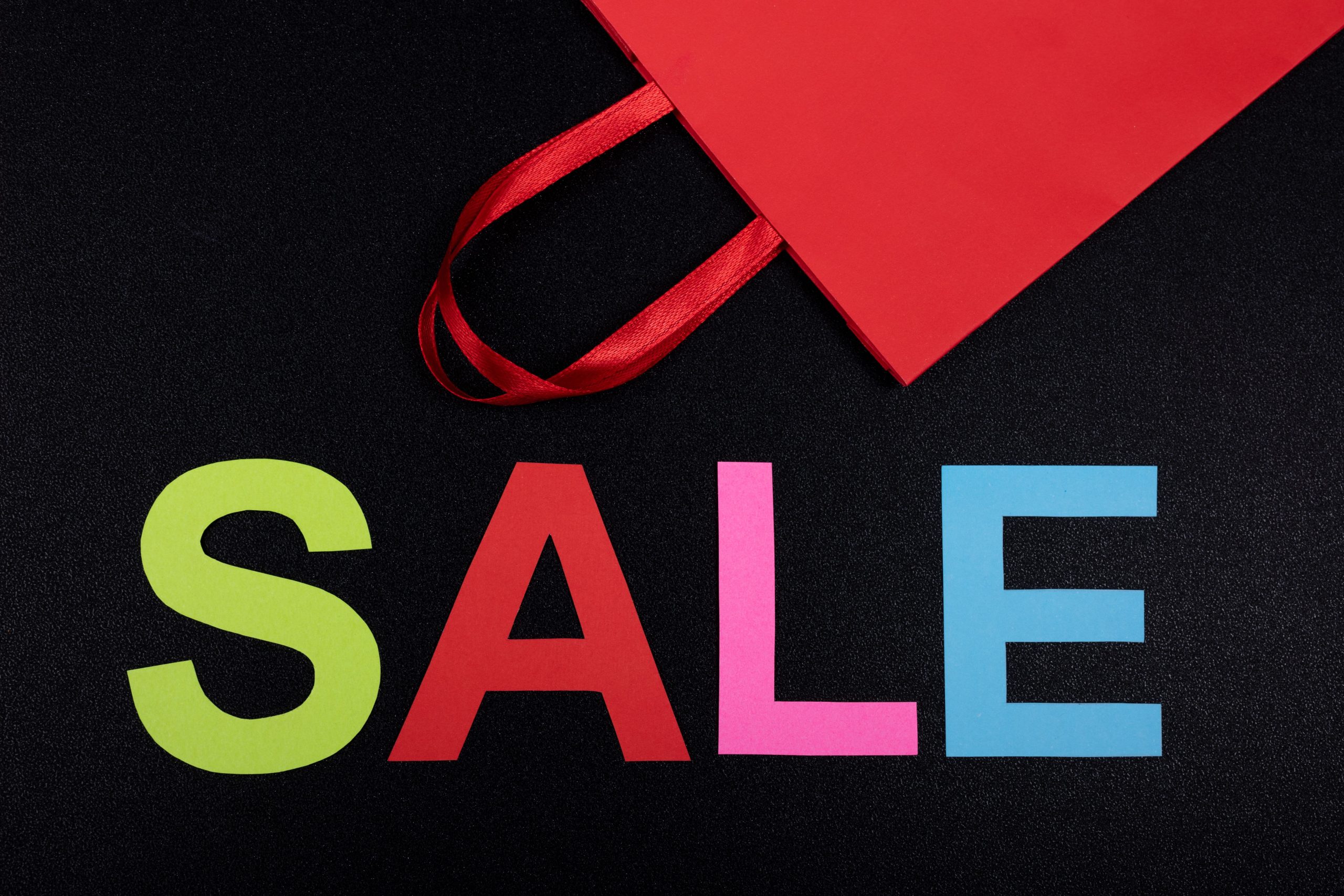 Texte soldes vibrant sac rouge noir