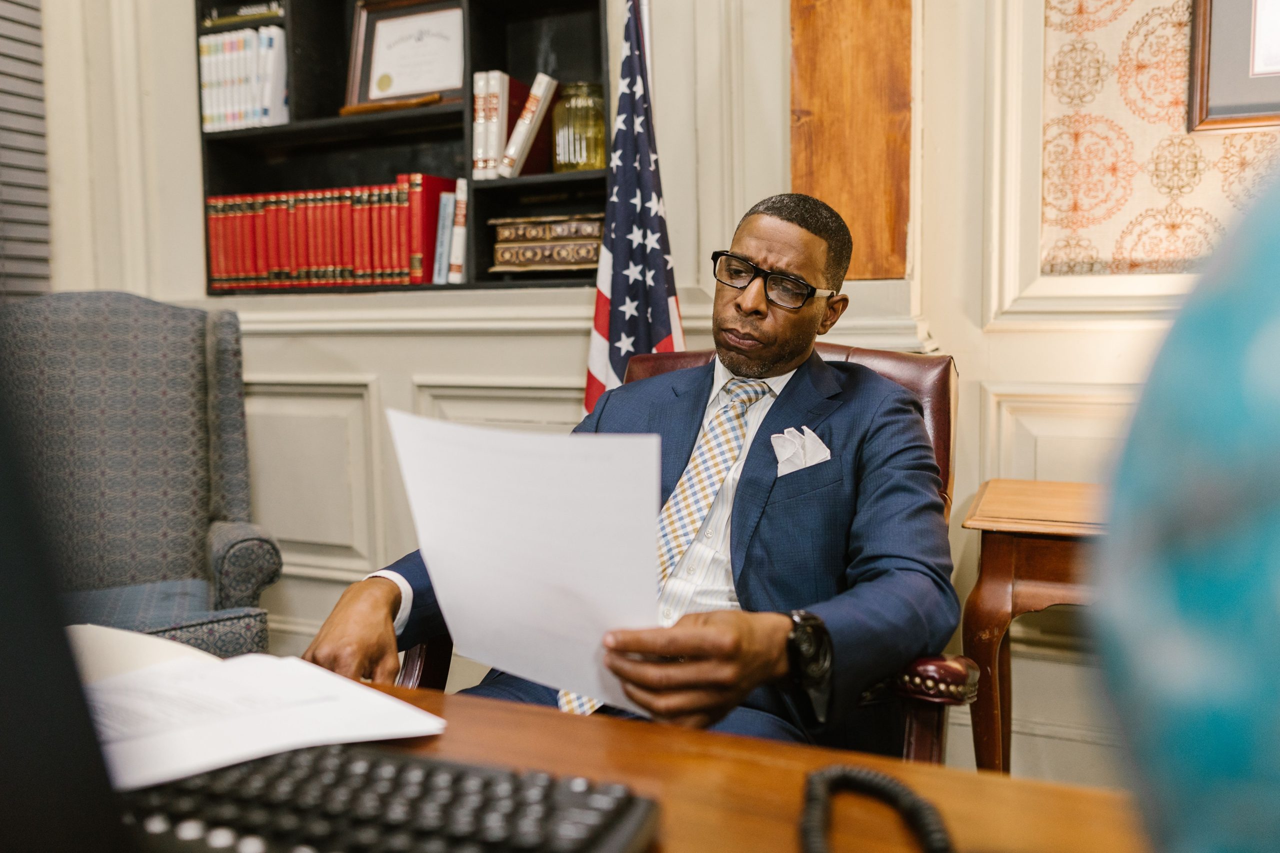 Avocat examinant documents à son bureau