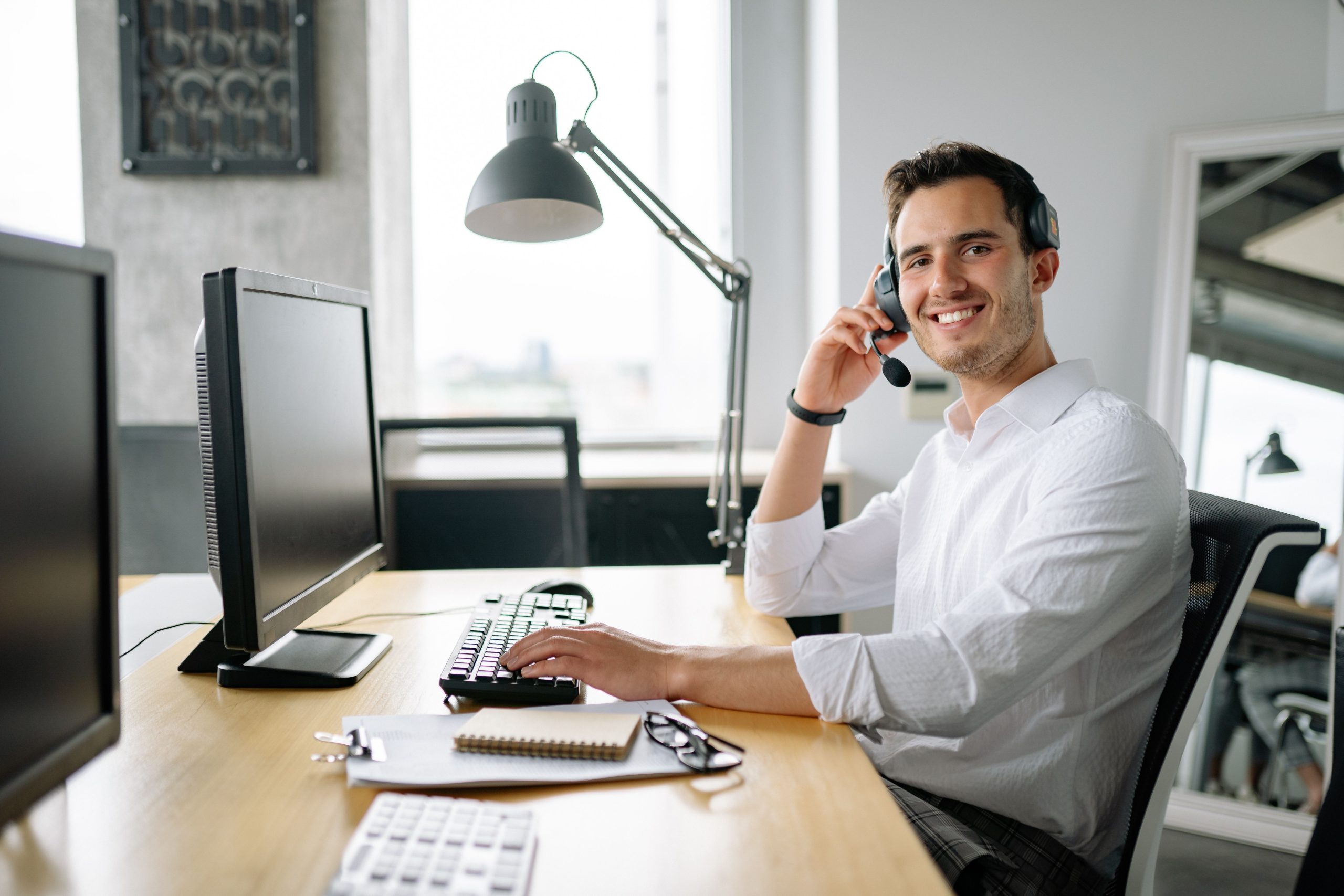 Agent souriant au service client à son bureau
