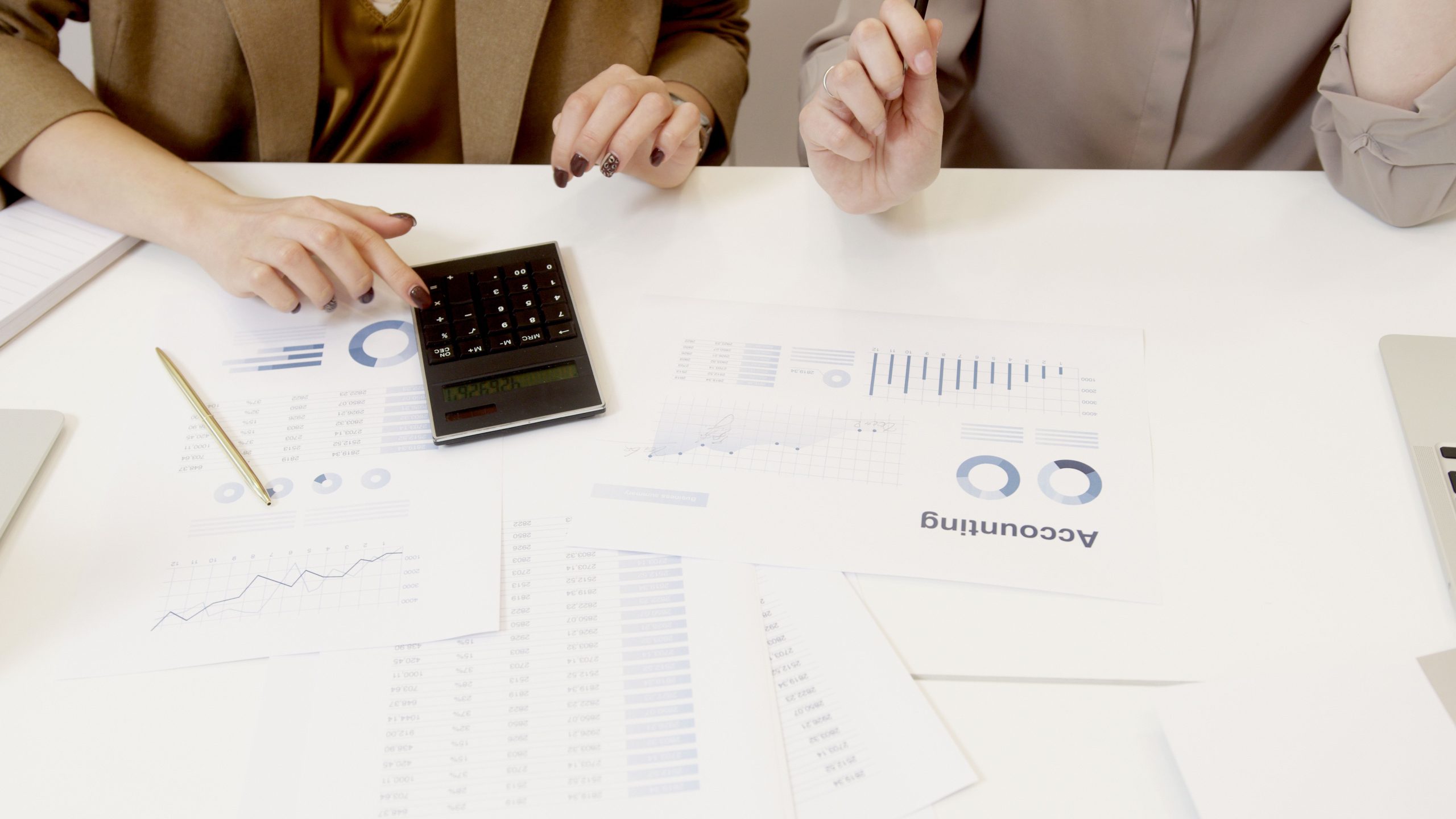 Professionnels examinant documents financiers