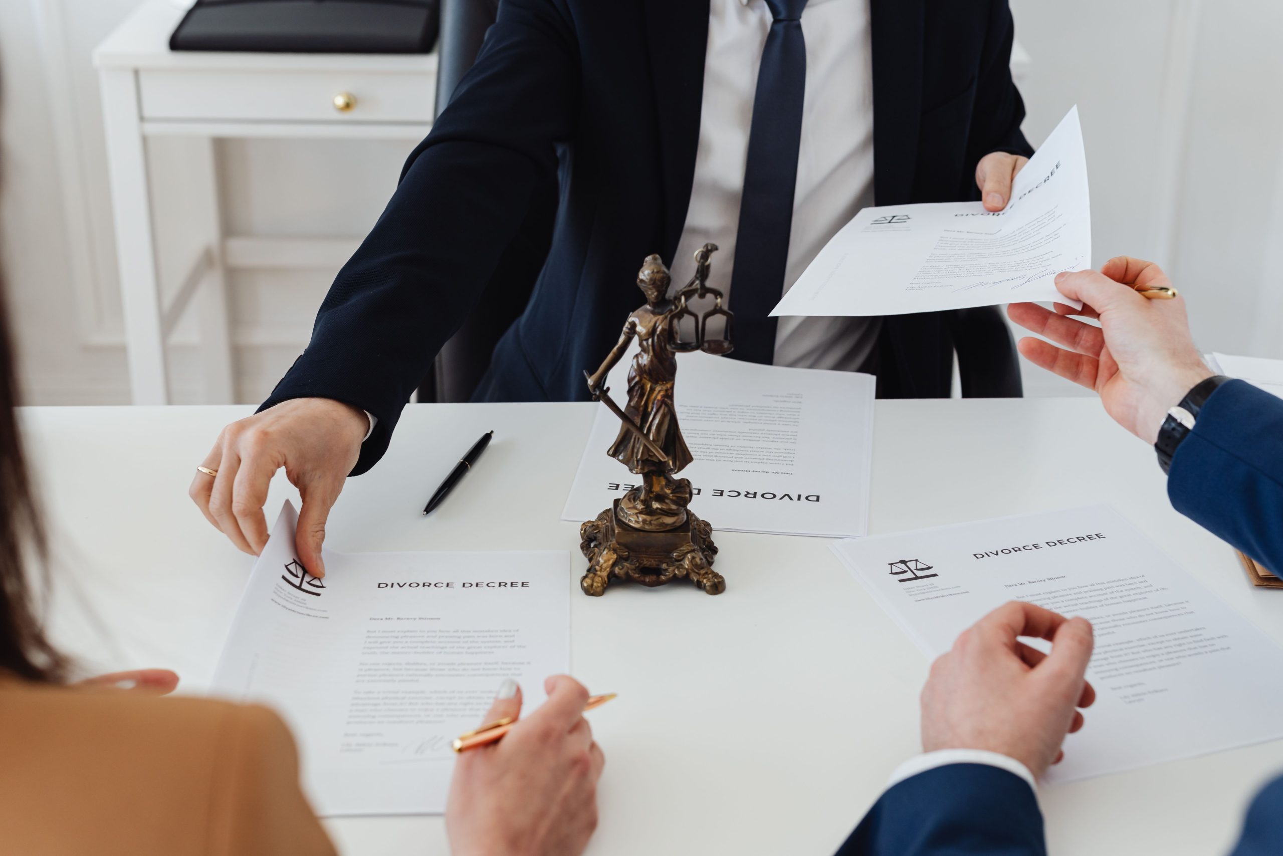 Adultes examinant documents divorce en bureau