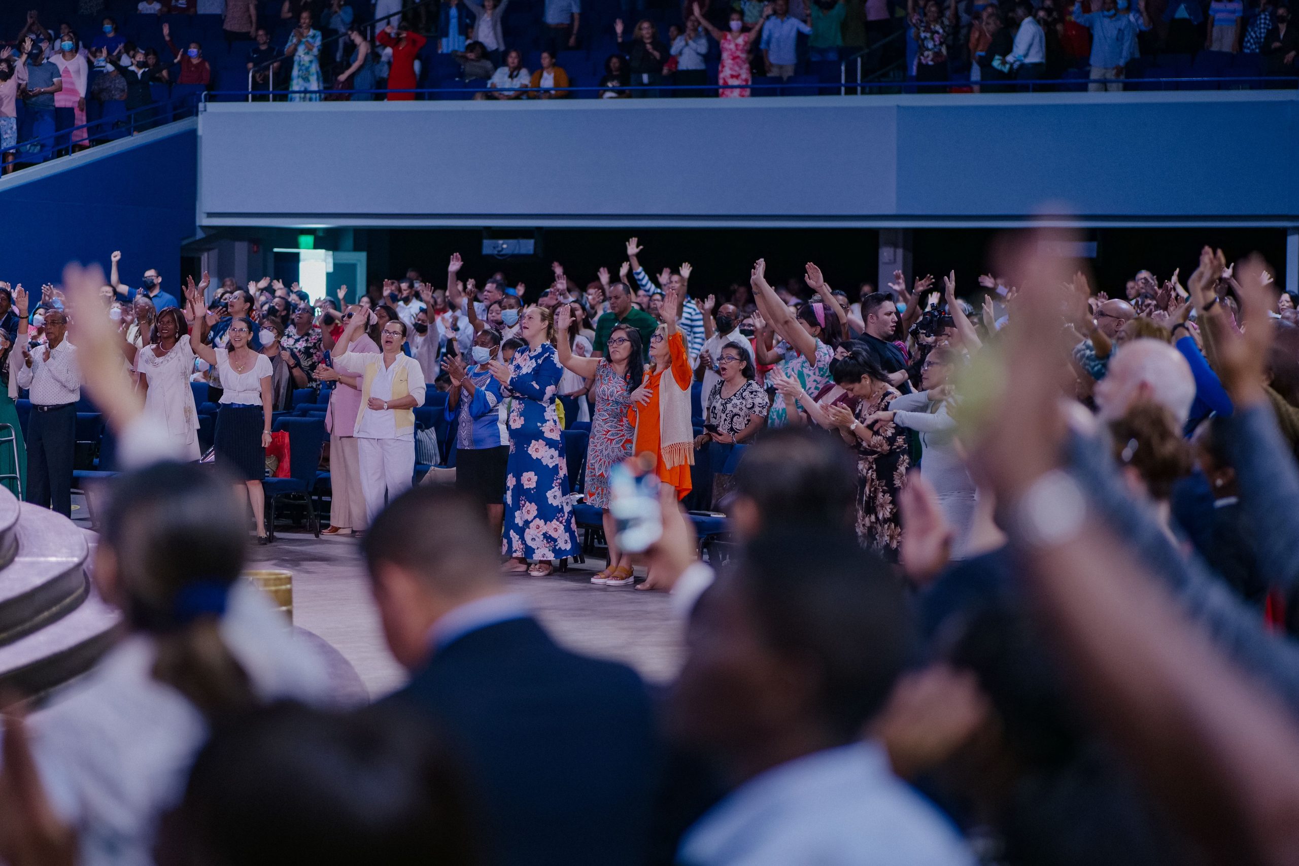 Foule enthousiaste levant les mains lors evenement