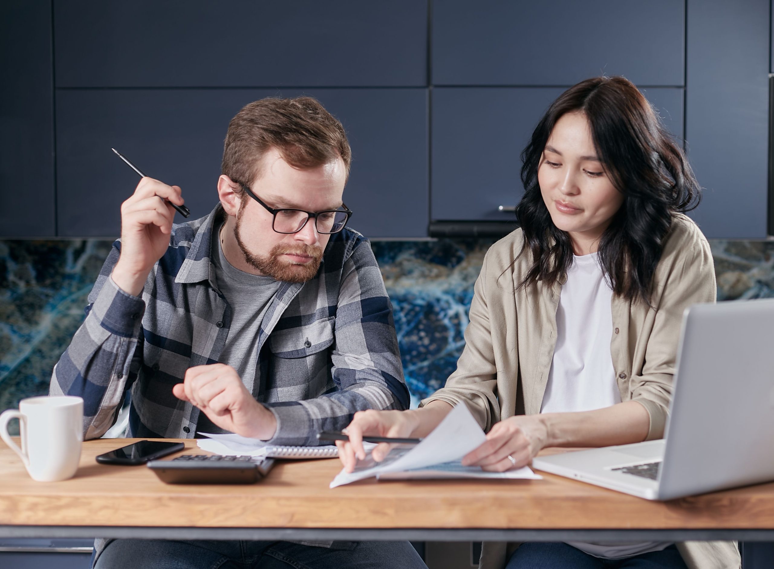 Couple calculant ensemble leurs dépenses mensuelles
