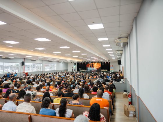 Combien de personnes par m2 peut accueillir une salle ?